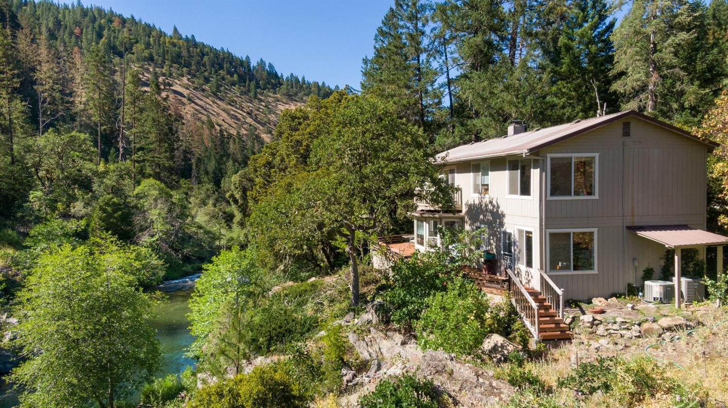 Applegate Riverside Retreat Houses for Rent in Jacksonville, Oregon