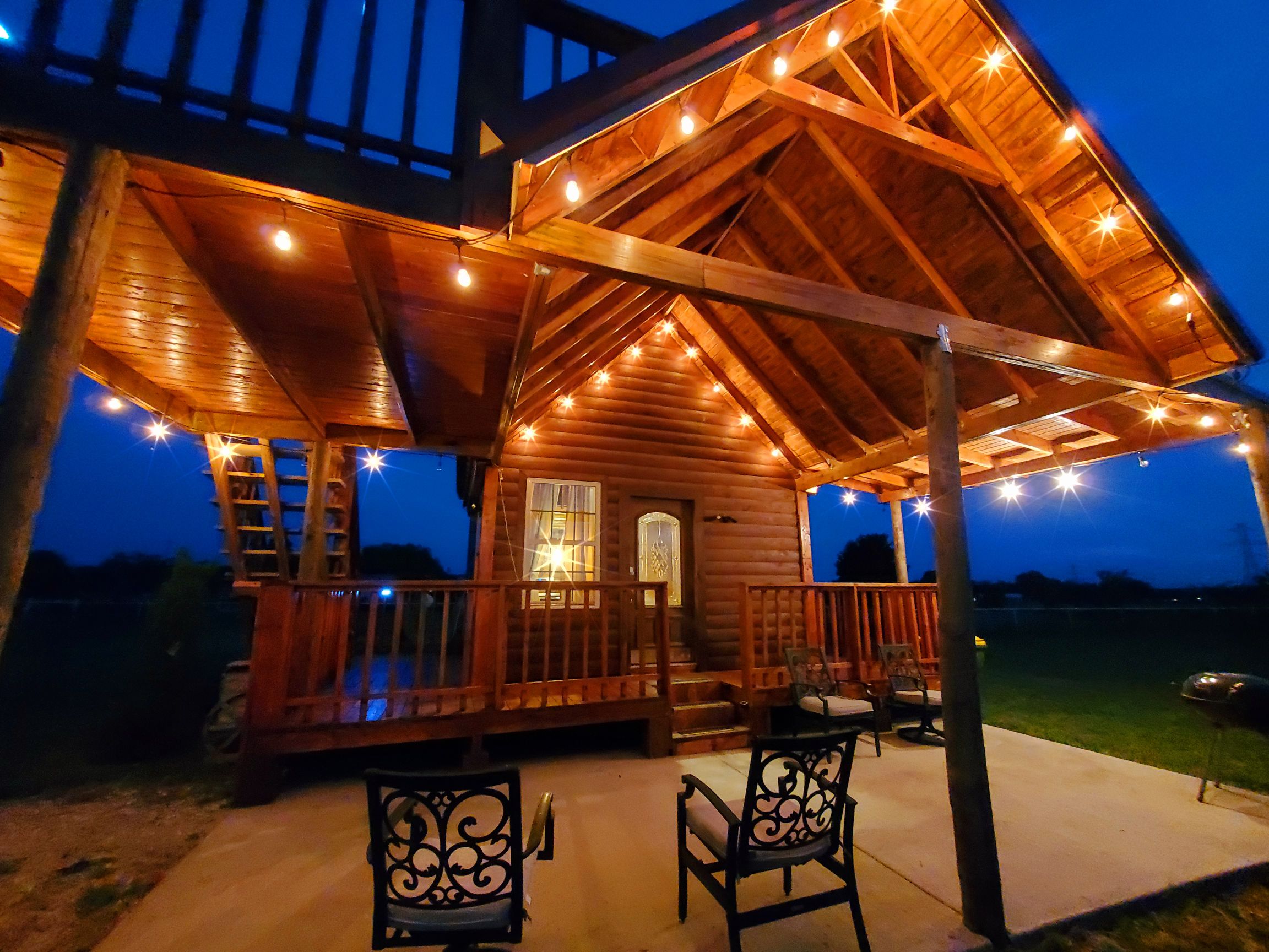 Guesthouse Country Cabin with Pond Guesthouses for Rent in Alvarado