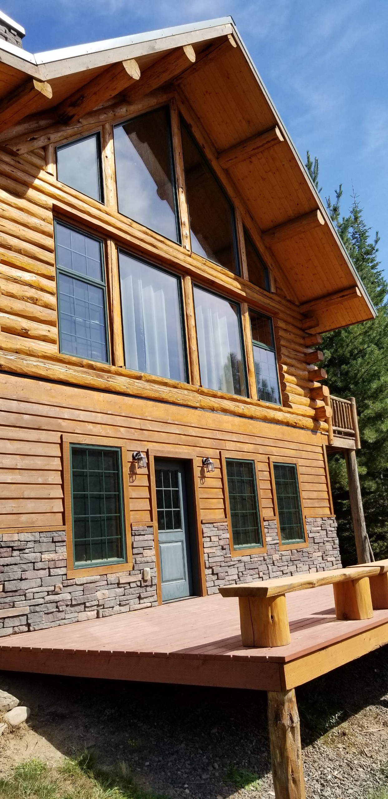 Beautiful log house along the St. Joe River Cabins for Rent in Calder