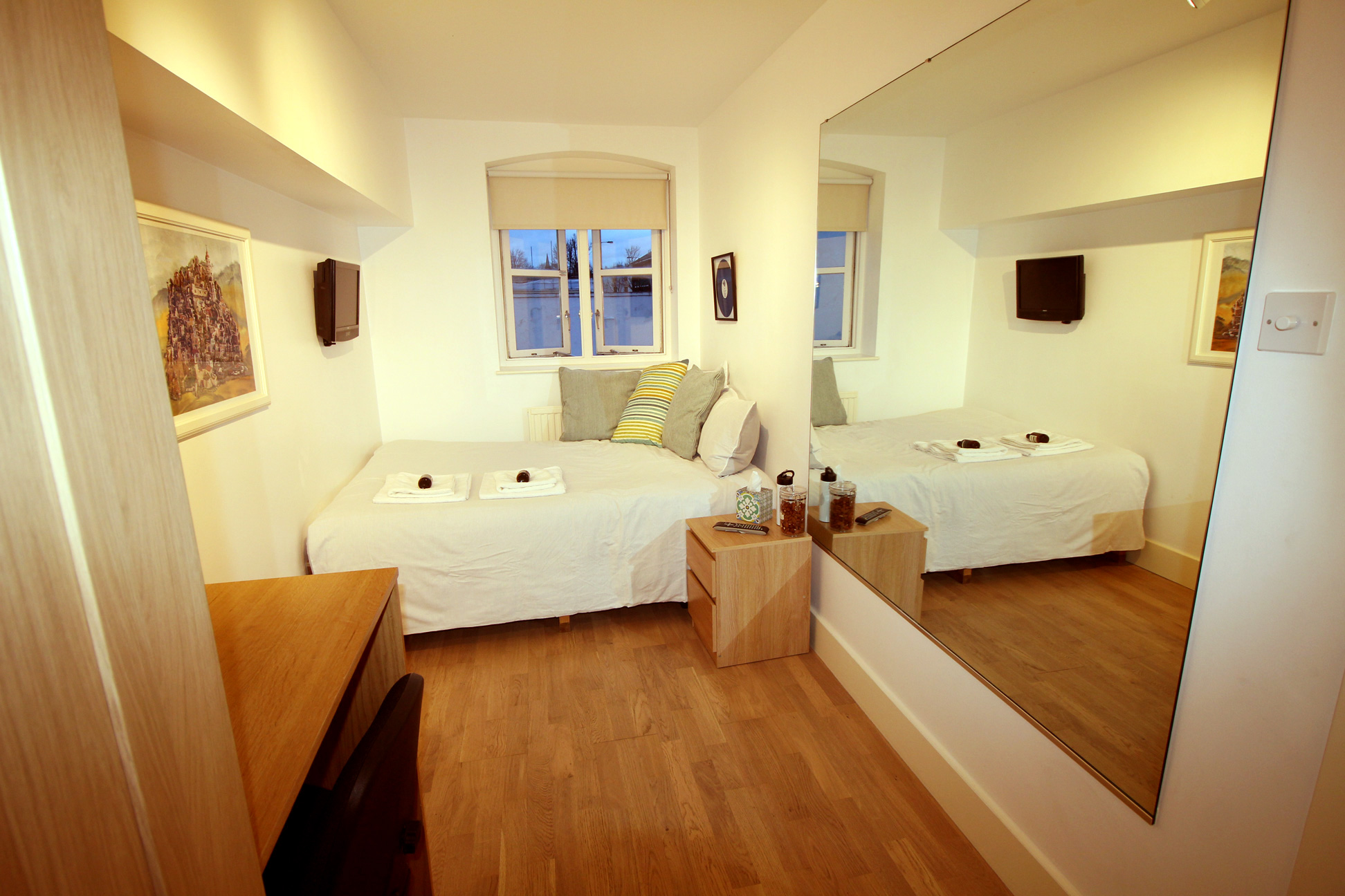 Long Room, St Pancras, Kings X, Double, Desk an TV