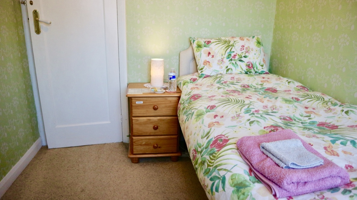 Quiet room, family home, close to airport in Stockport District, Greater Manchester