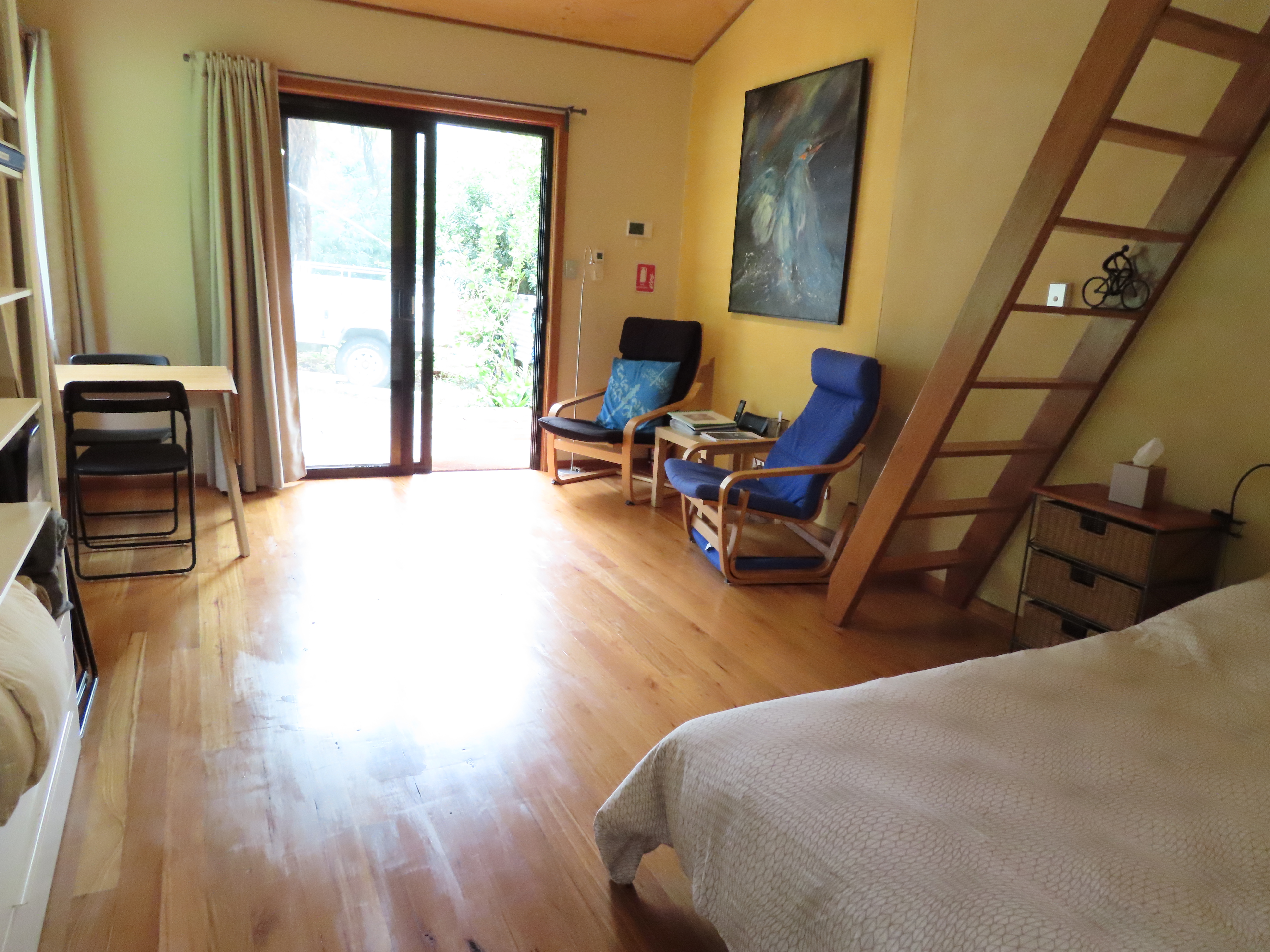 Private Studio - quiet leafy street, walk to town