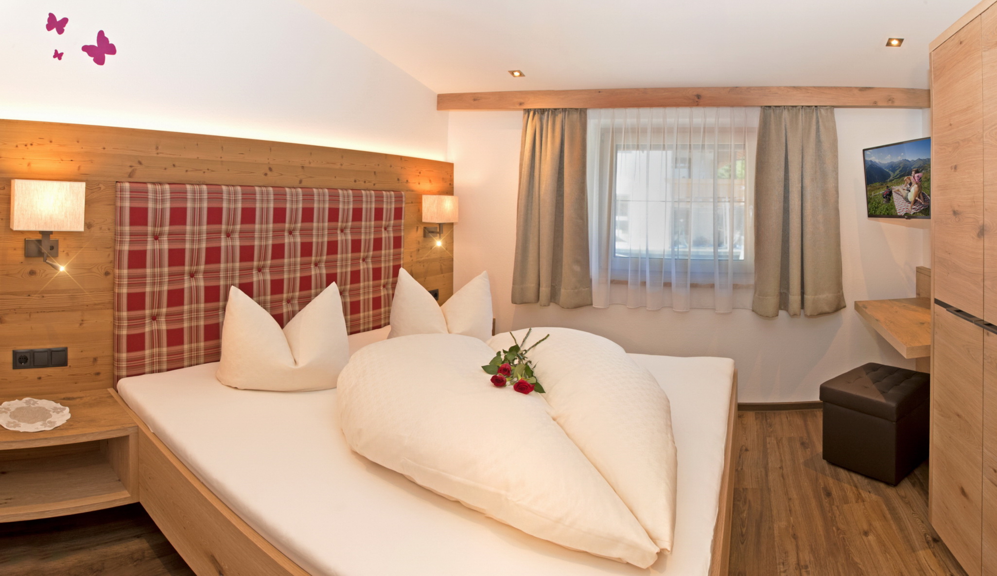 Elegant 1-BR Apartment – Balcony & View