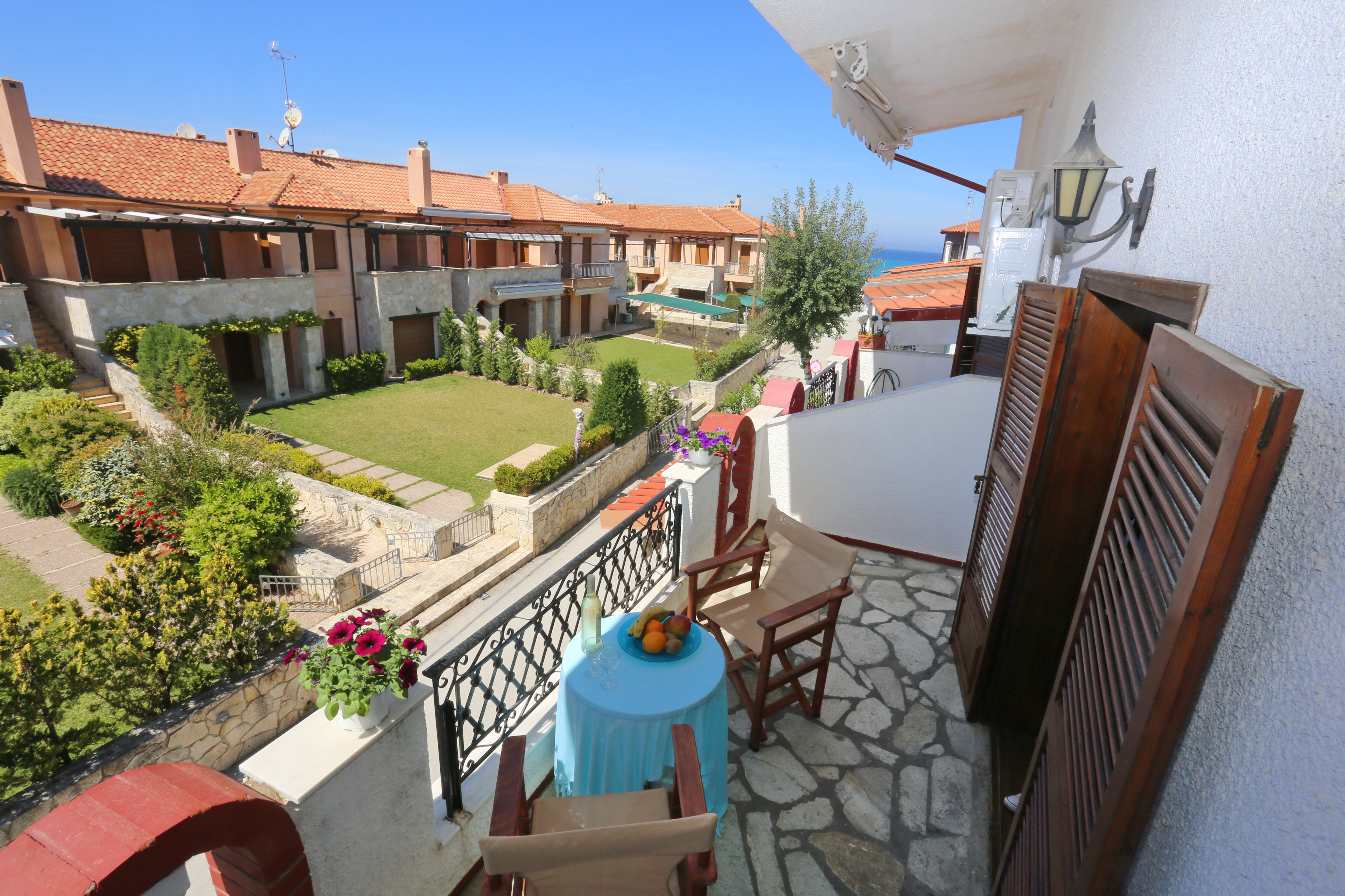 Sunny maisonette with sea view
