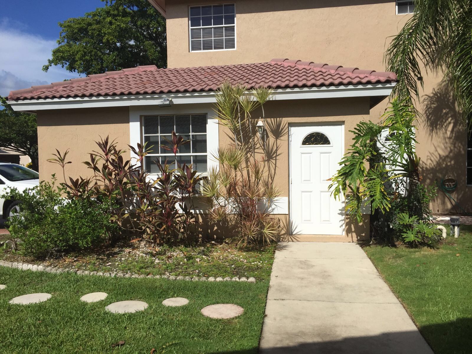 Efficiency with private entrance in Davie, Broward County