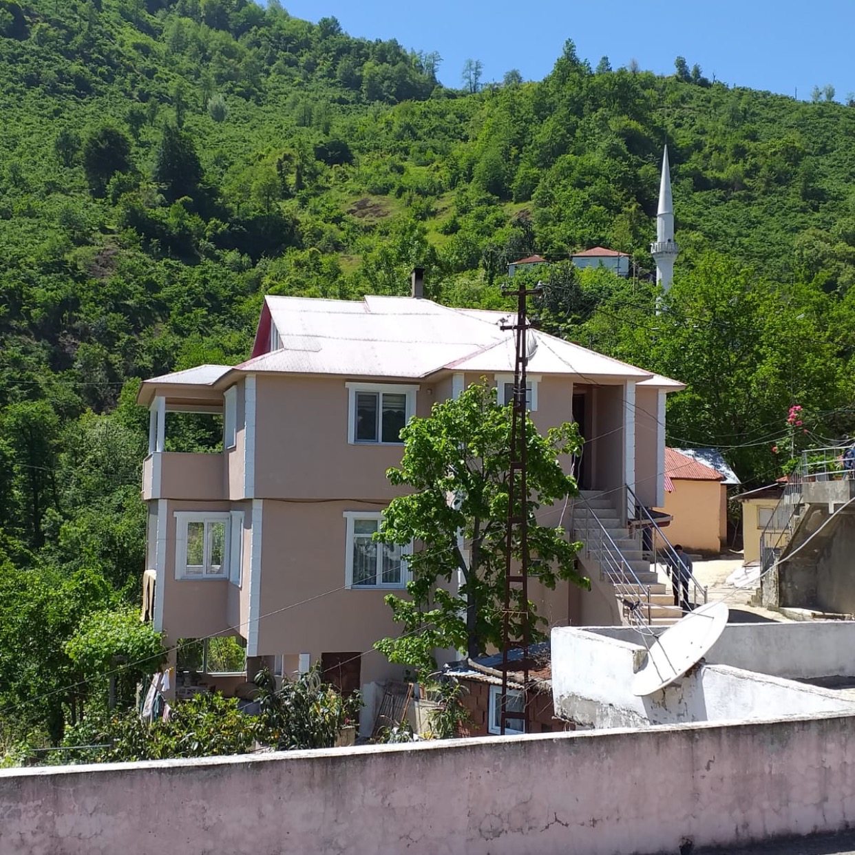 Giresunda müstakil dağ manzaralı köy evi Görele şehrinde Kiralık Kır