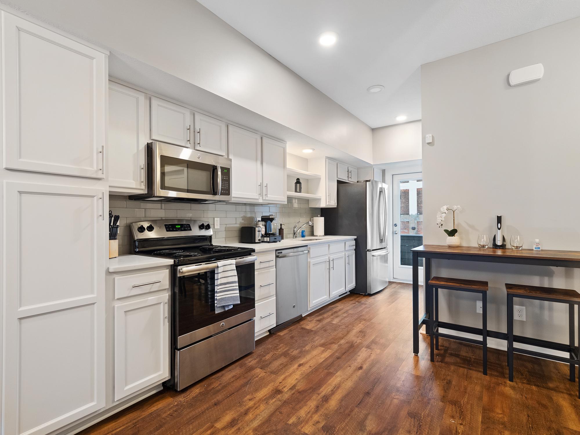 Luxury TownHome, Heart of Downtown 2 Car Private Garage