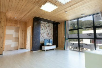 The top floor
of the school room - the cedar room - the pension is a bedroom, a spacious living room, and a kitchen separated into 18 pyeongs.
