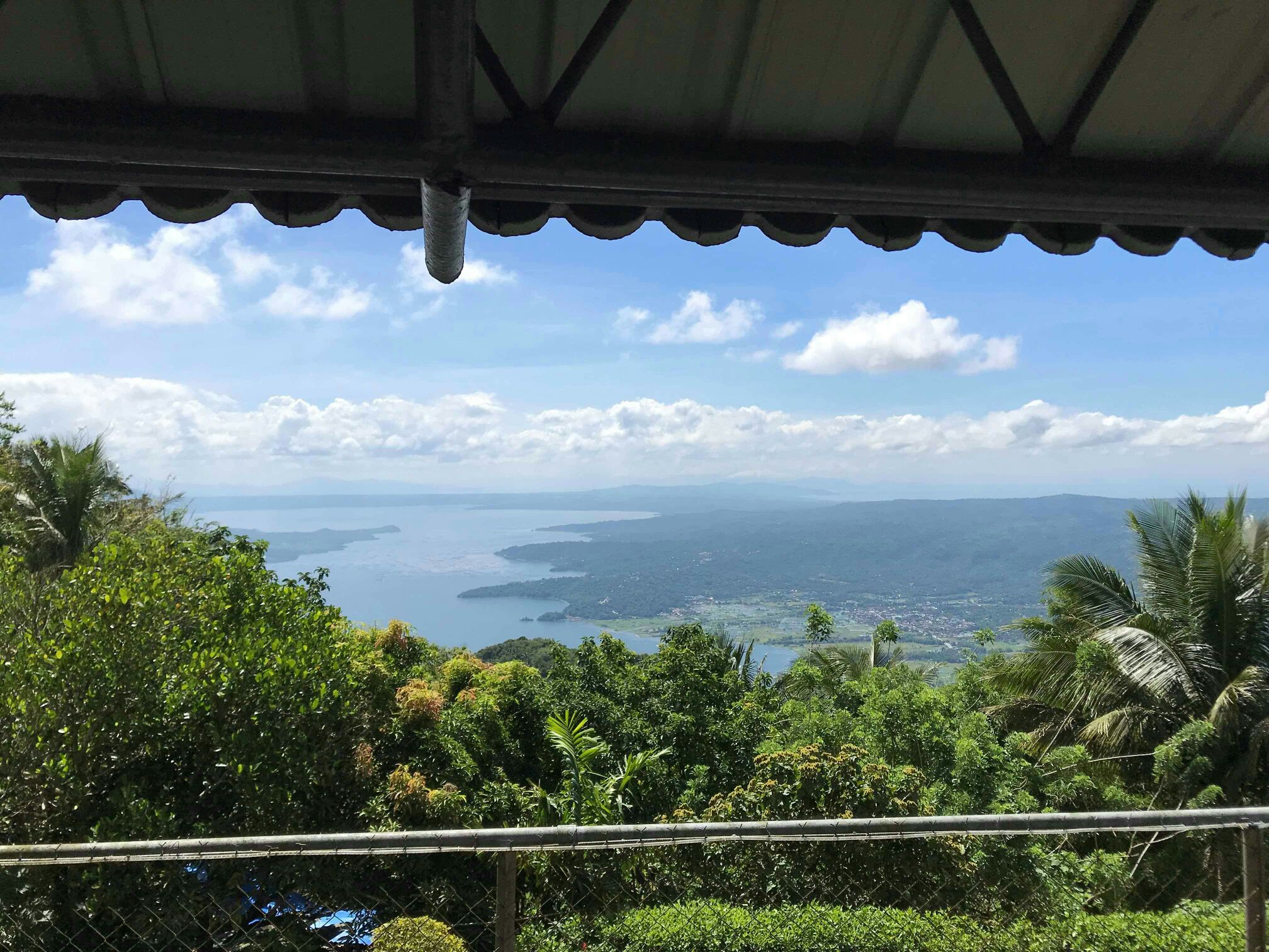 Tagaytay House Overlooking Taal Lake (w/ Netflix) Houses for Rent in