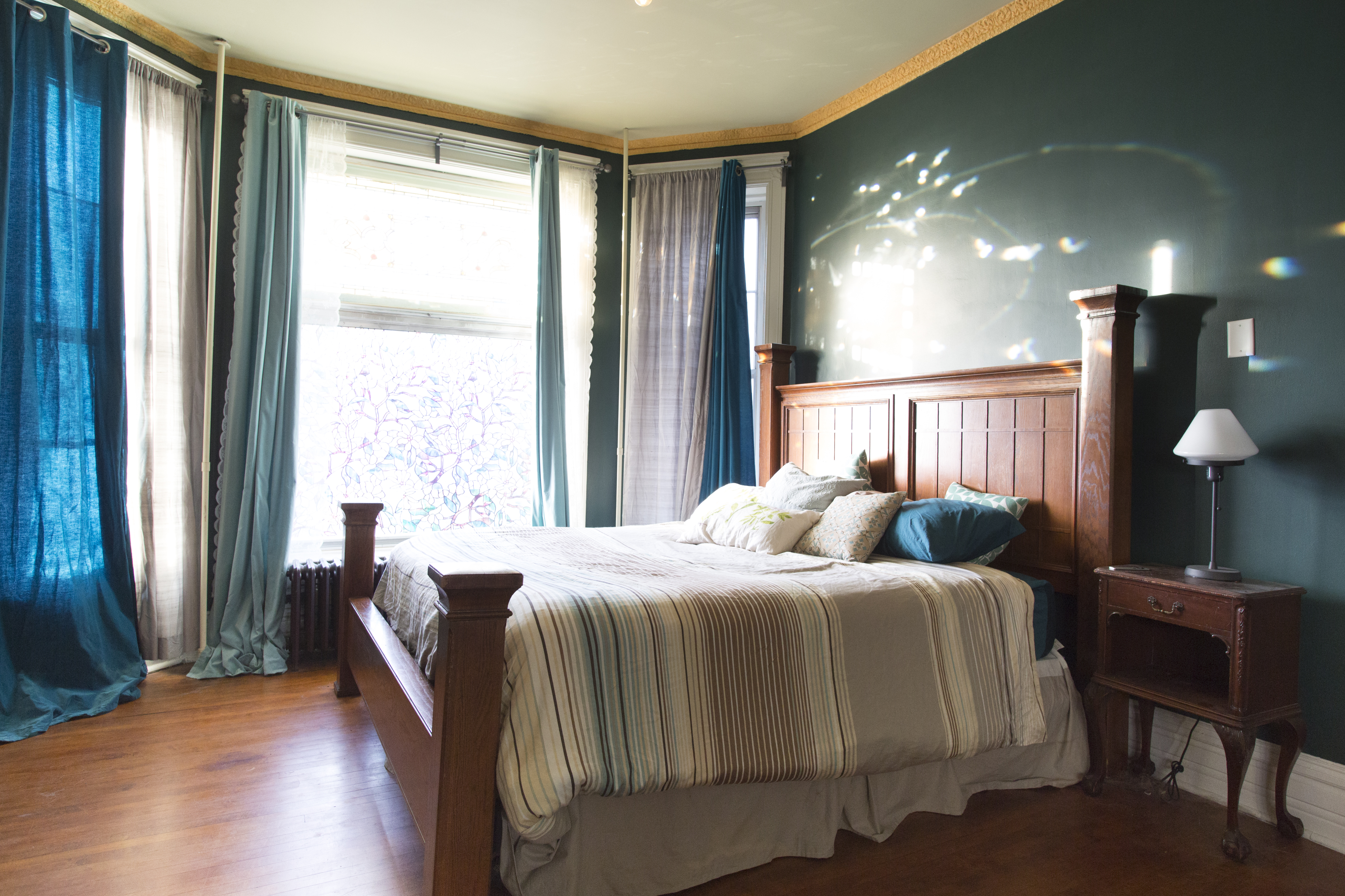 Teal Room - King Bed, near CTA, 20min to Downtown in East Garfield Park, Chicago