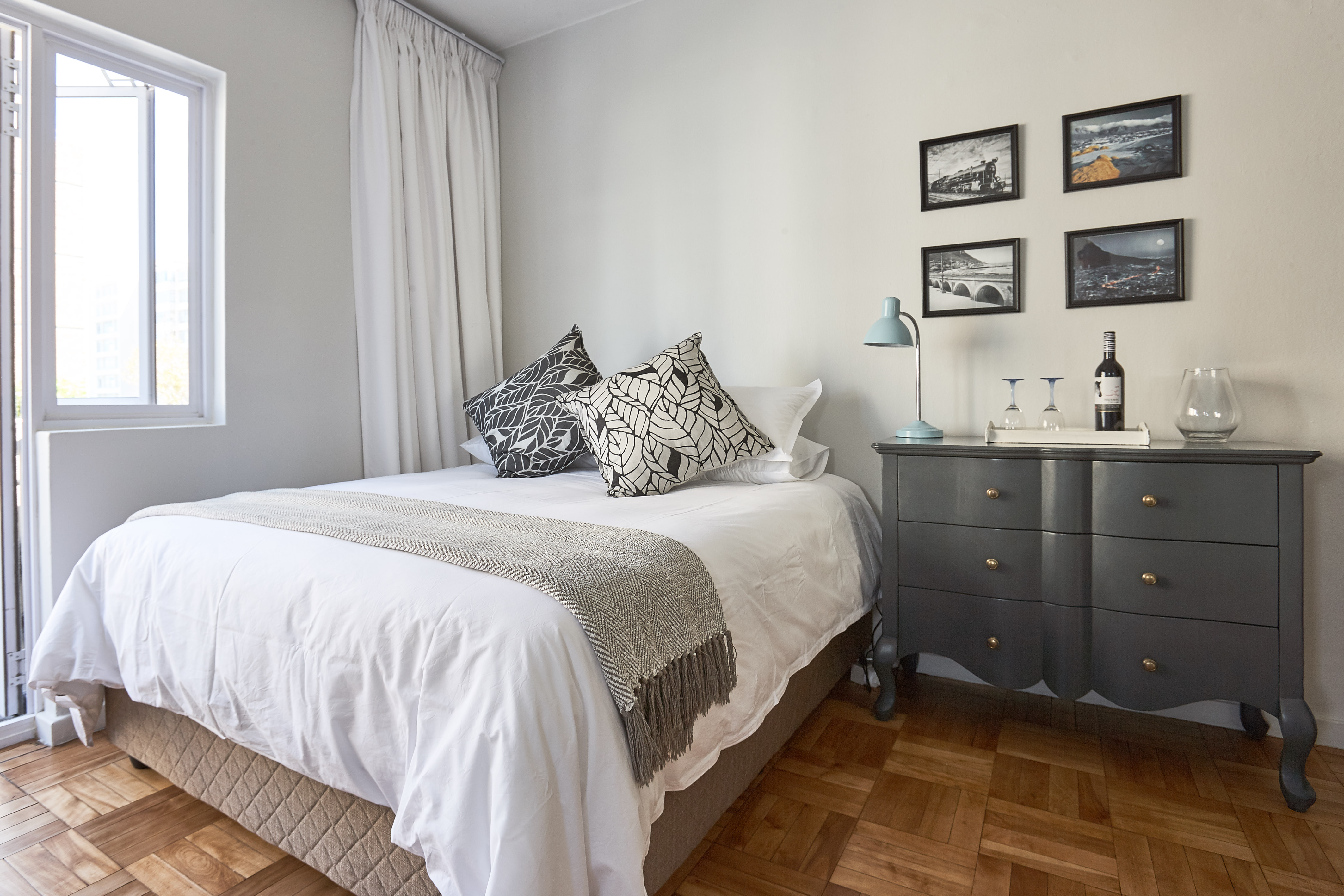 Studio in SEA POINT, Bright and Sunny