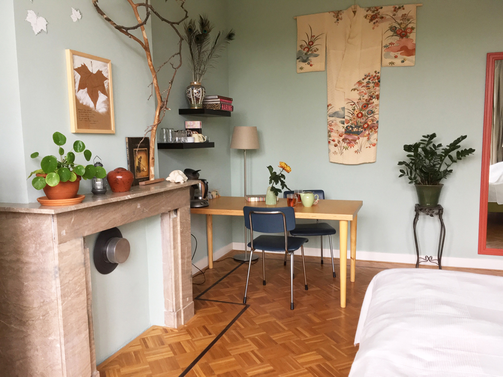 Room with tree top view and private bathroom — Rotterdam stay