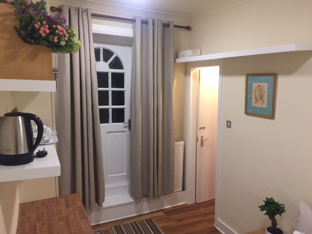 Room in Earls Court near Tube St.