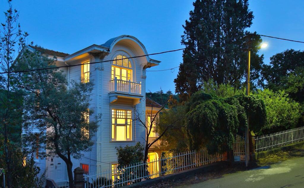 Lale Köşk 2. ve 3. daire 4+1 orta ve üst kat Büyükada şehrinde