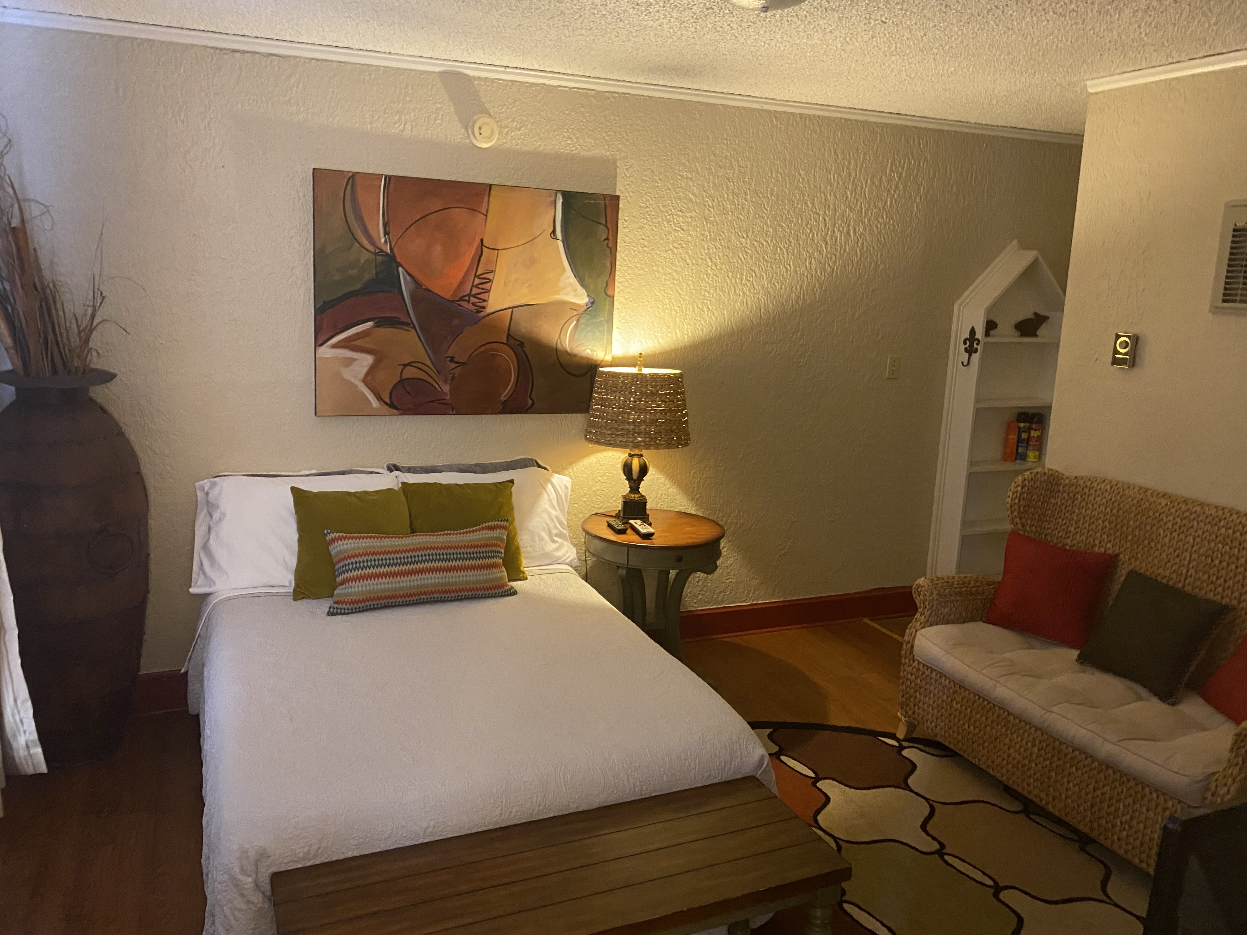 Furnished Quaint Efficiency (b) in District 7, Fort Worth