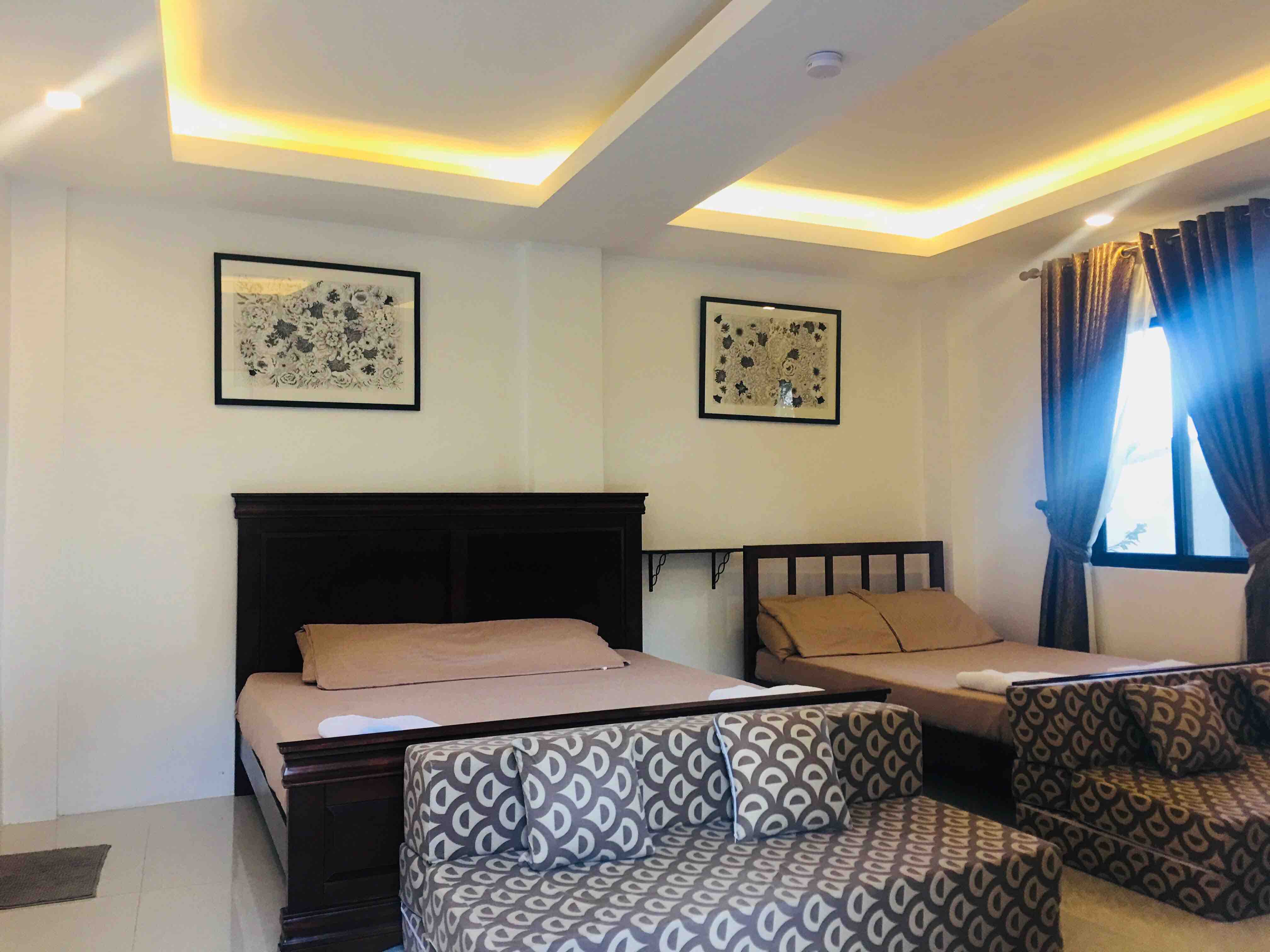 Melronz inn Family room -first floor  No breakfast