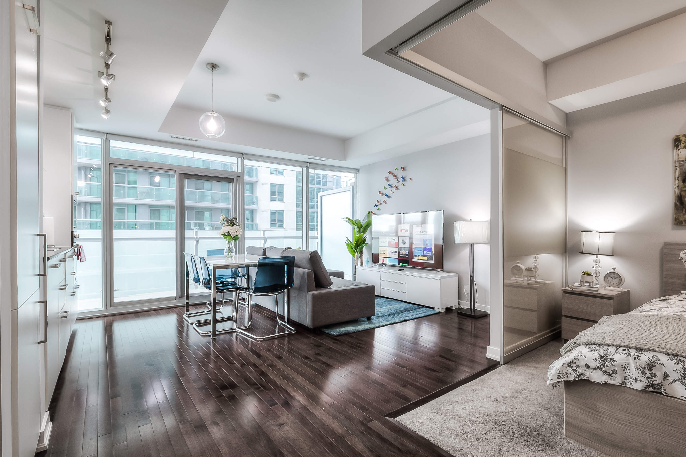 Cozy 20th floor downtown condo with large balcony