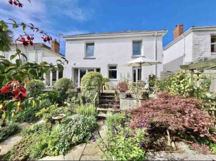 Beautiful Three Bed House Close to Beach and Shops