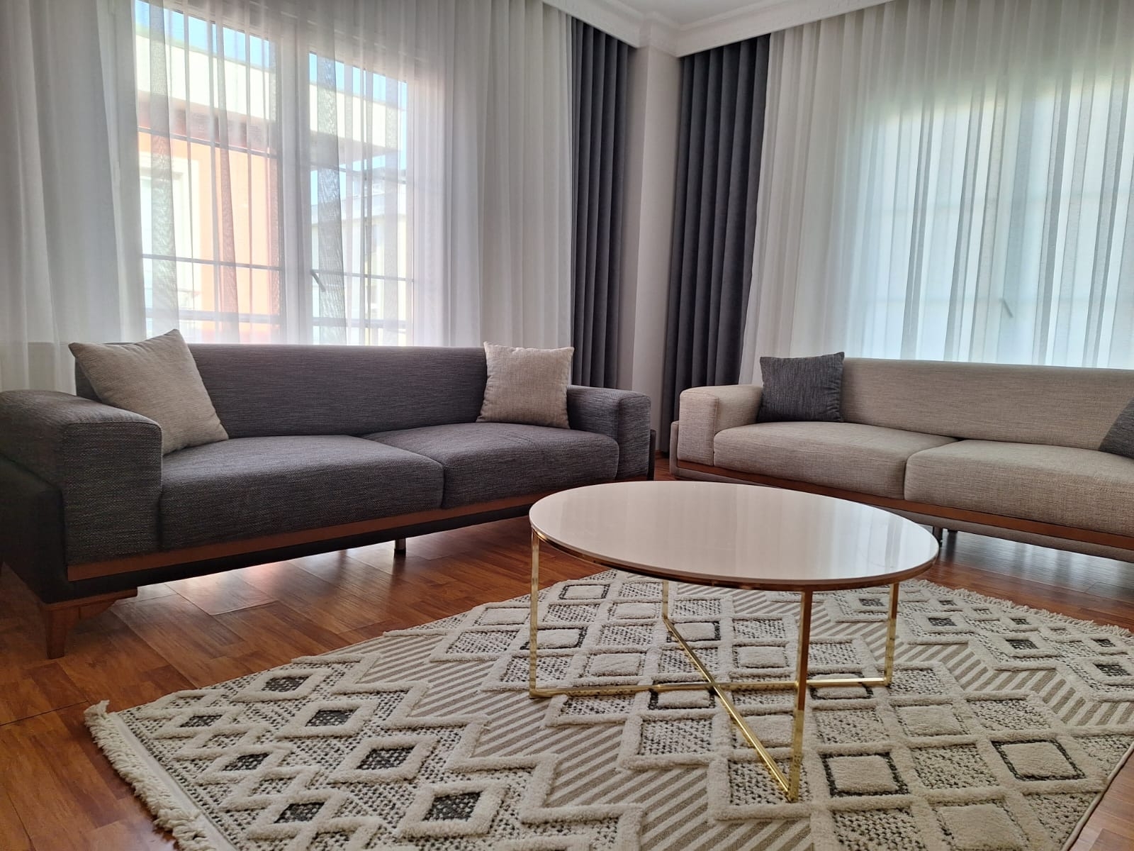Stylish and comfortable for large families by metro