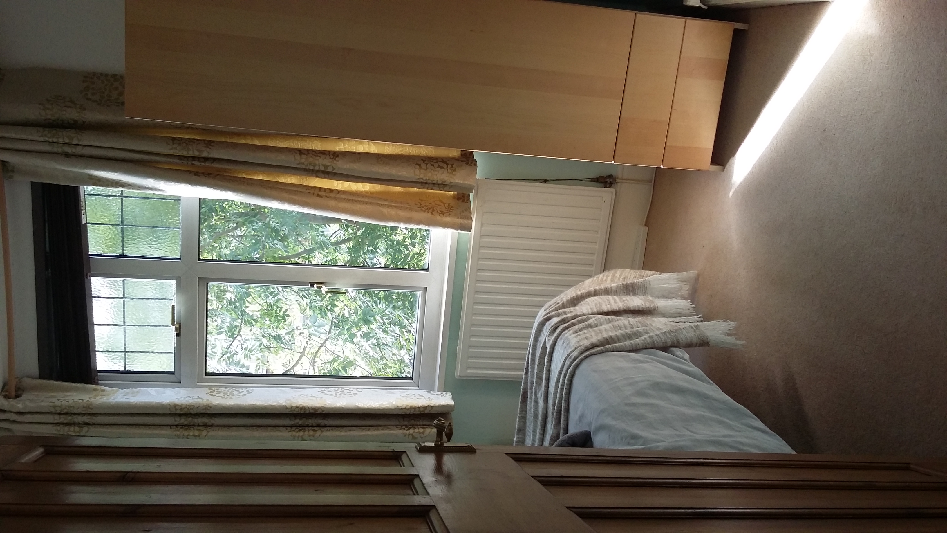 Fresh, safe, peaceful room. 20-min walk to station in Windmill Hill, Bristol