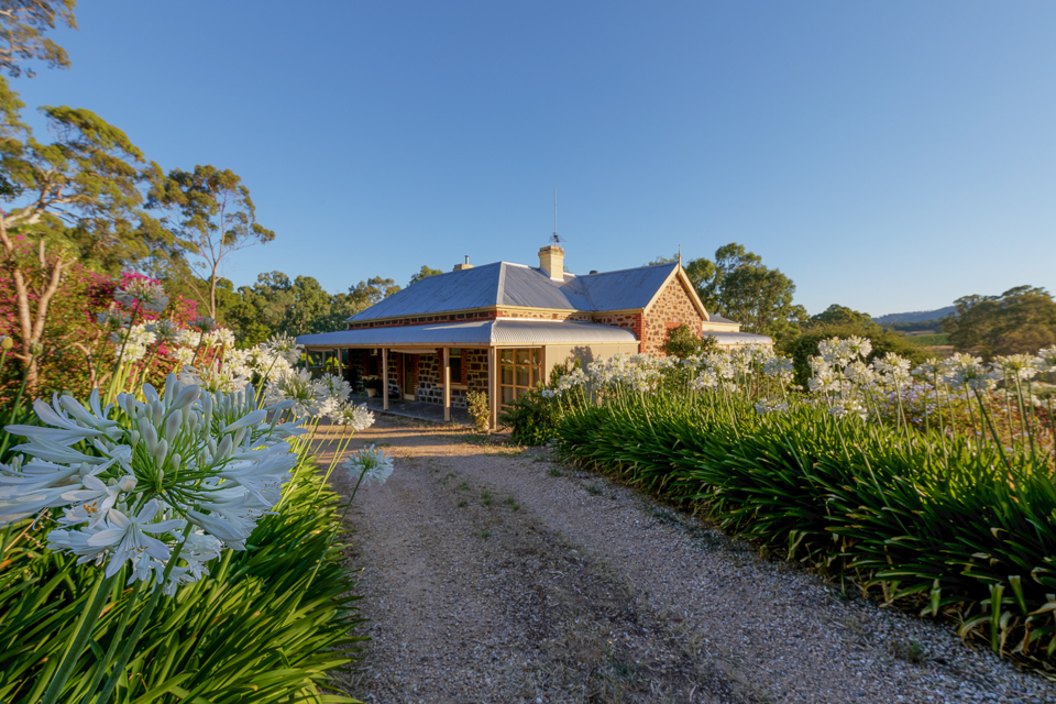 Red Gum Retreat with wood fire & free wifi Houses for Rent in