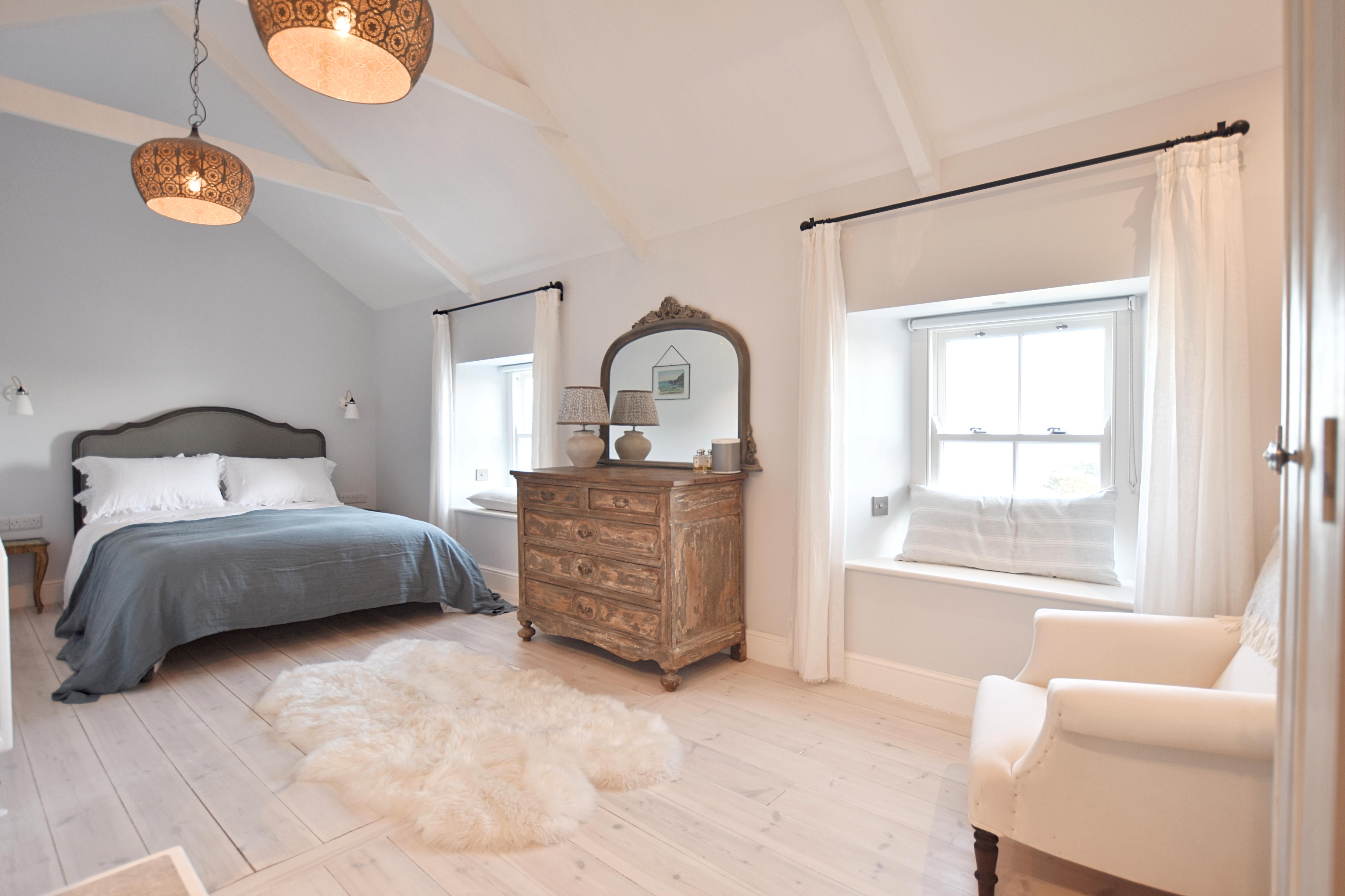 The Queach - interior designed cottage, sea views