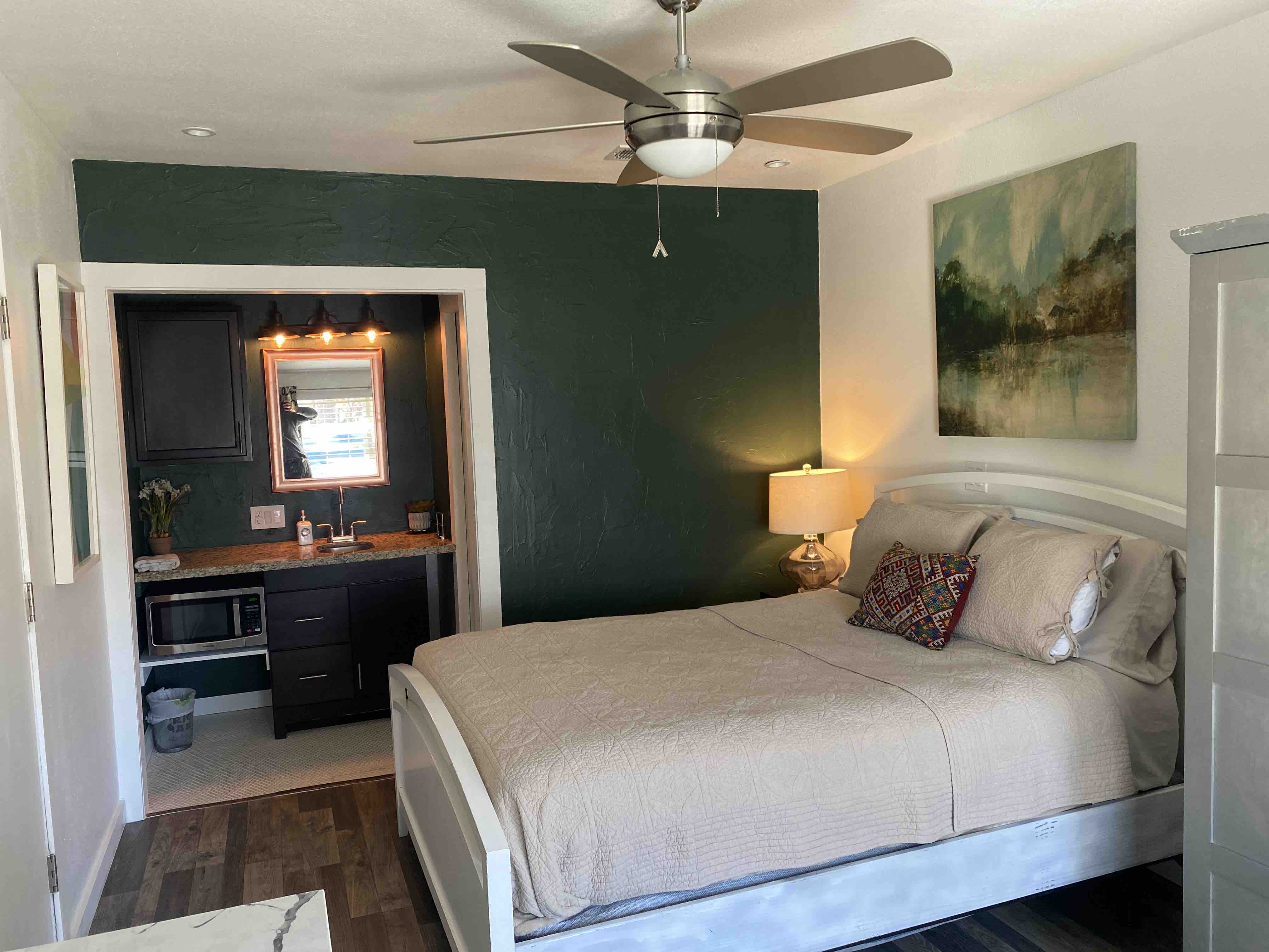 Private Bedroom/Bath Inwood-Love Field Station in District 2, Dallas