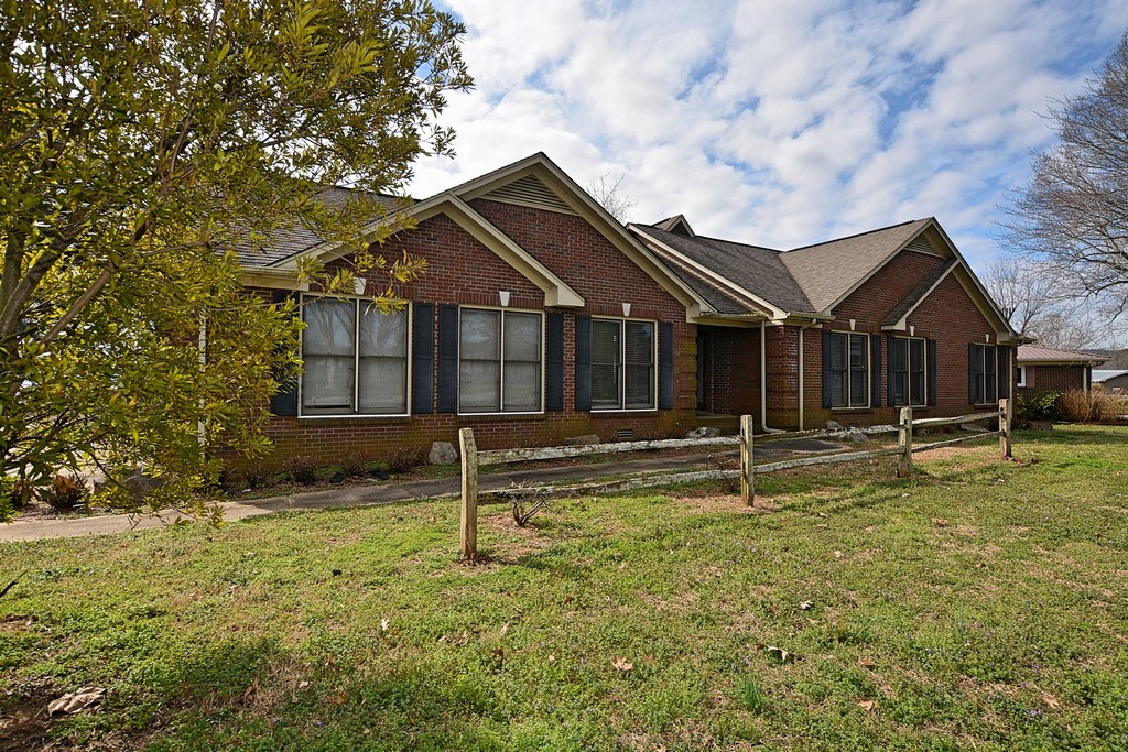 Spacious Home Away From Home on Lake Guntersville Houses for Rent in