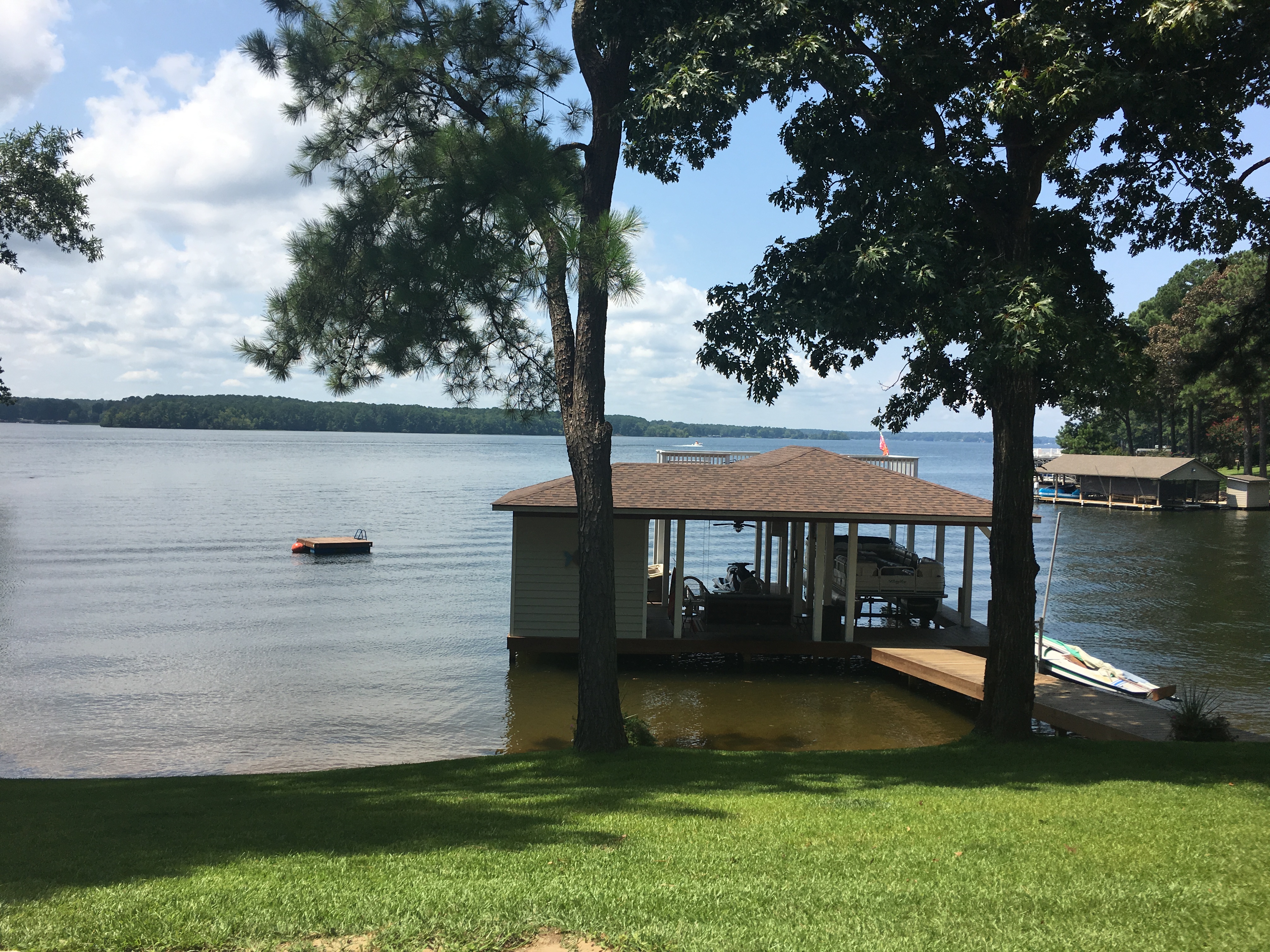 New Lakeside Guesthouse, Steps From Water