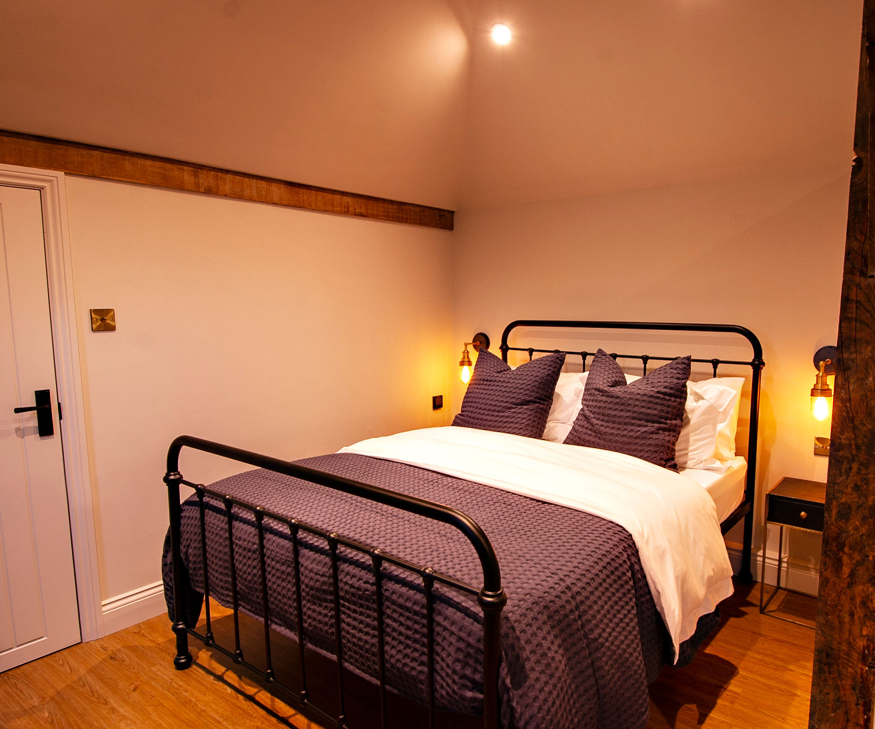 Red Kite Barn, a luxury romantic getaway, hot tub Barns for Rent in