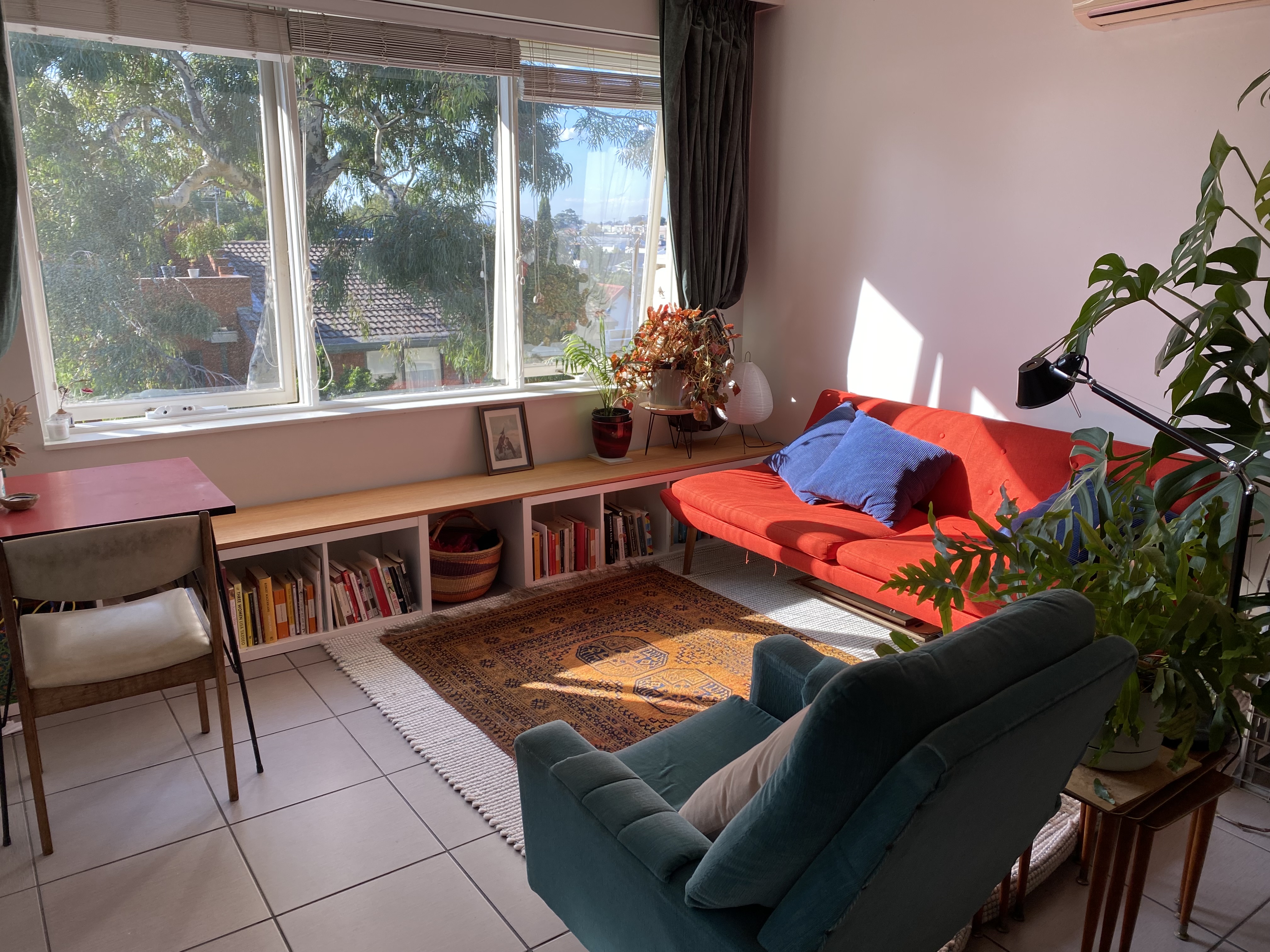 Sunny, plant-filled flat with rooftop views
