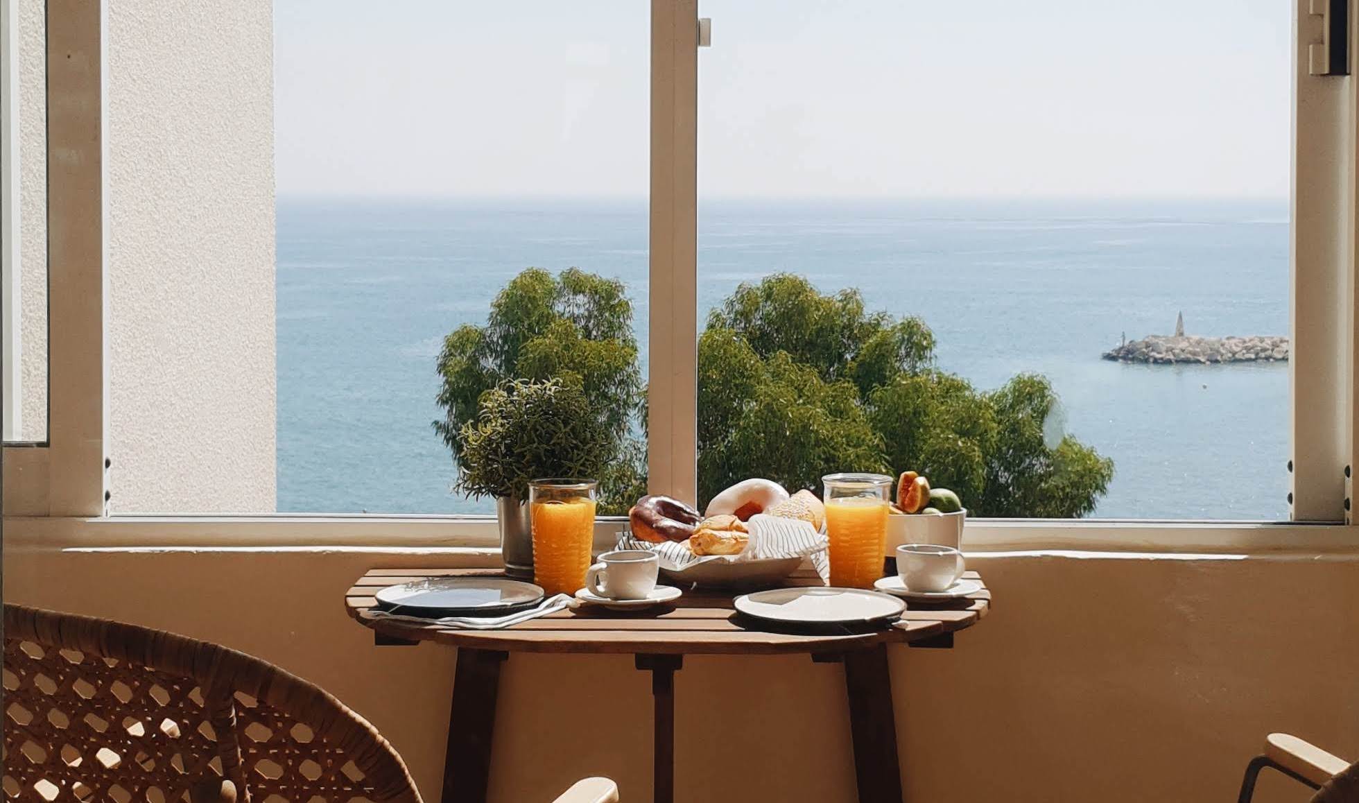 Sunny top floor 1-bedroom apartment. Great views!