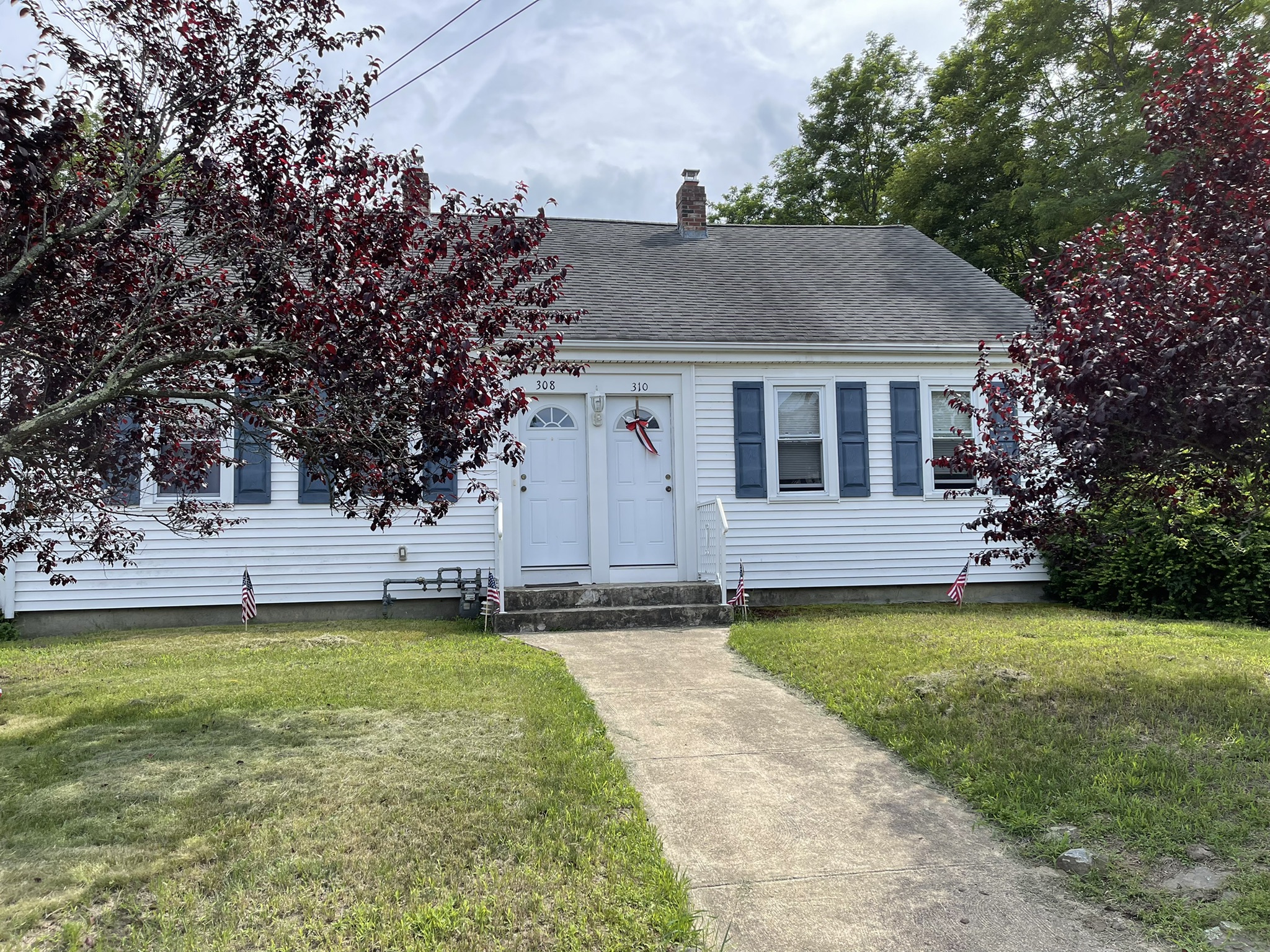 Lovely 2 Bedroom Apartment with Free Parking Houses for Rent in