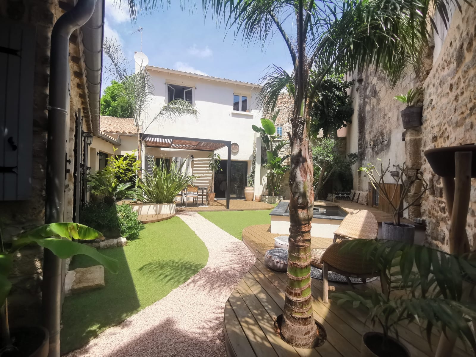 House in the heart of the village, close to the beach