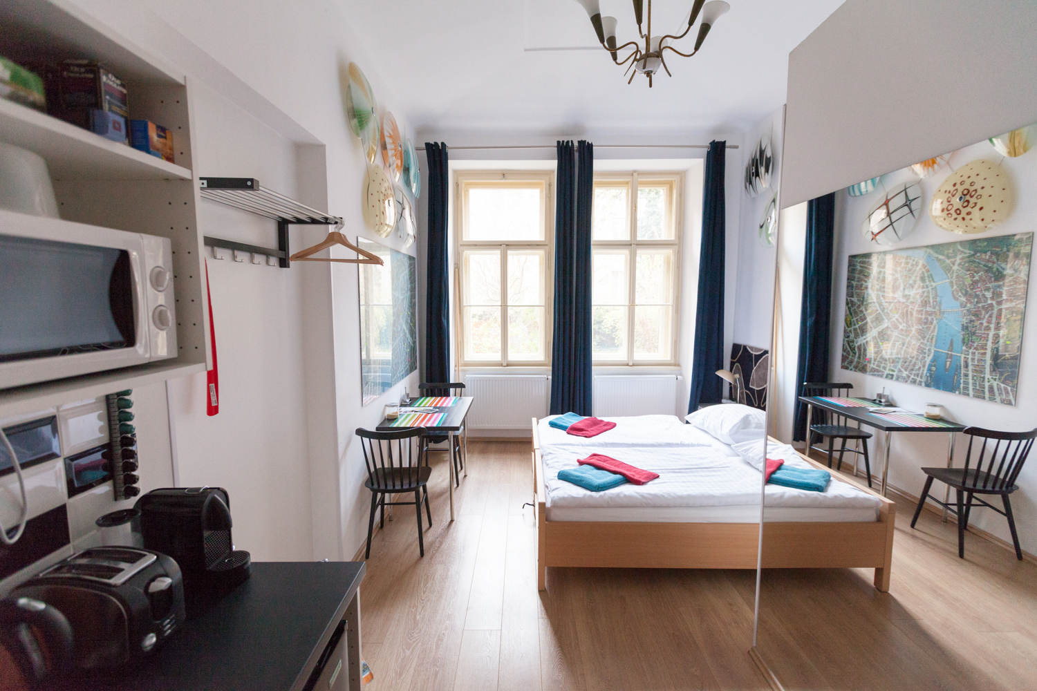[4] Two flexible twin beds /kitchenette /bathroom