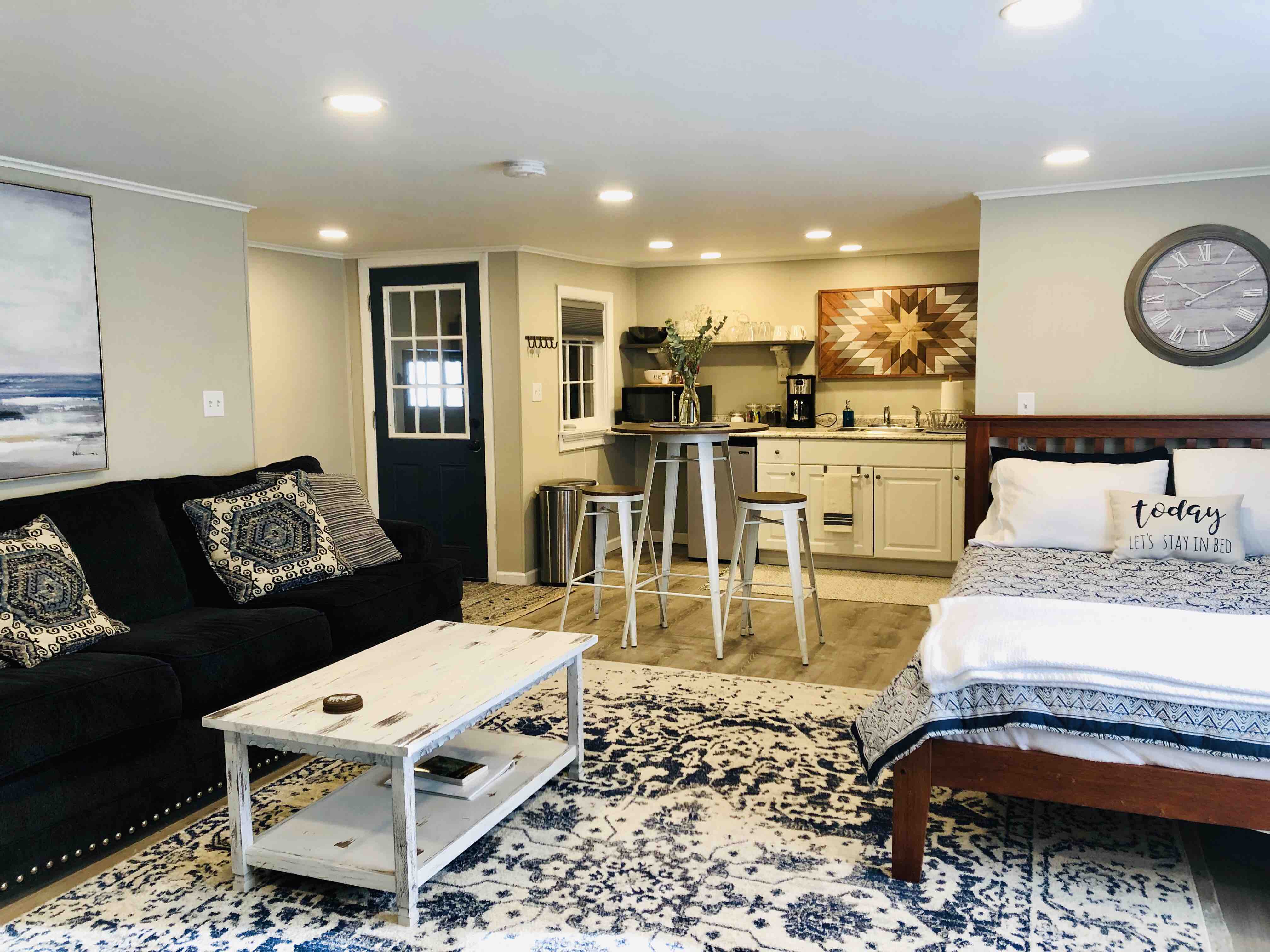 In town, newly renovated studio with private deck Apartments for Rent