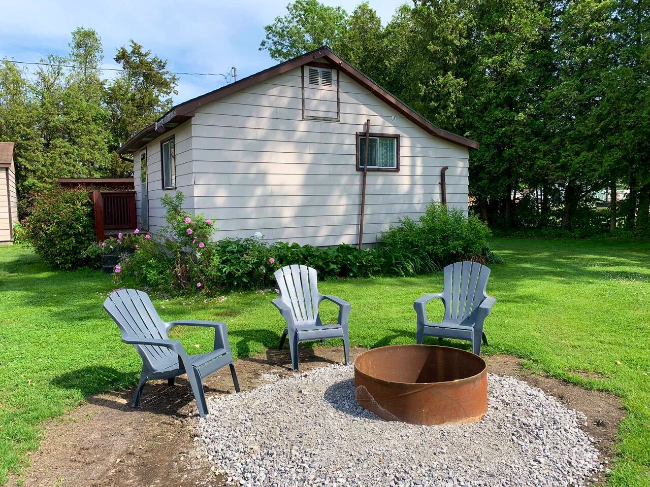 Cottage5 |Bonfire | Parking |Walk to Beach & Shops