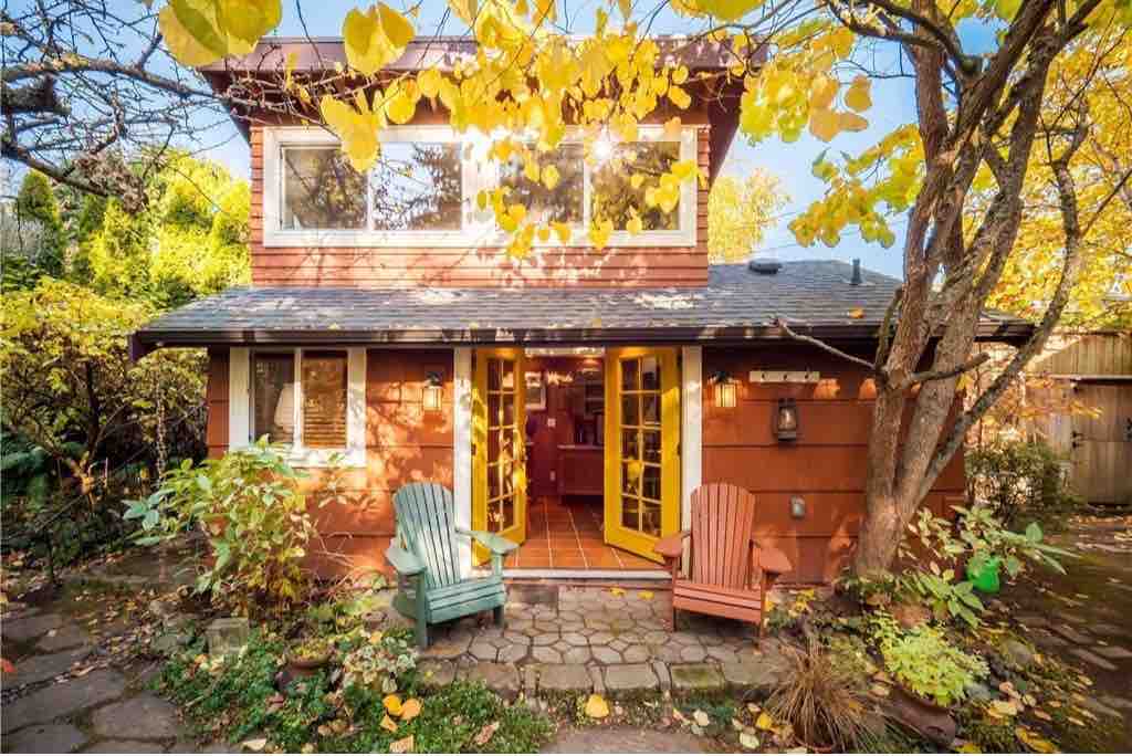 Seattle's Little Red house in a Dreamy Backyard
