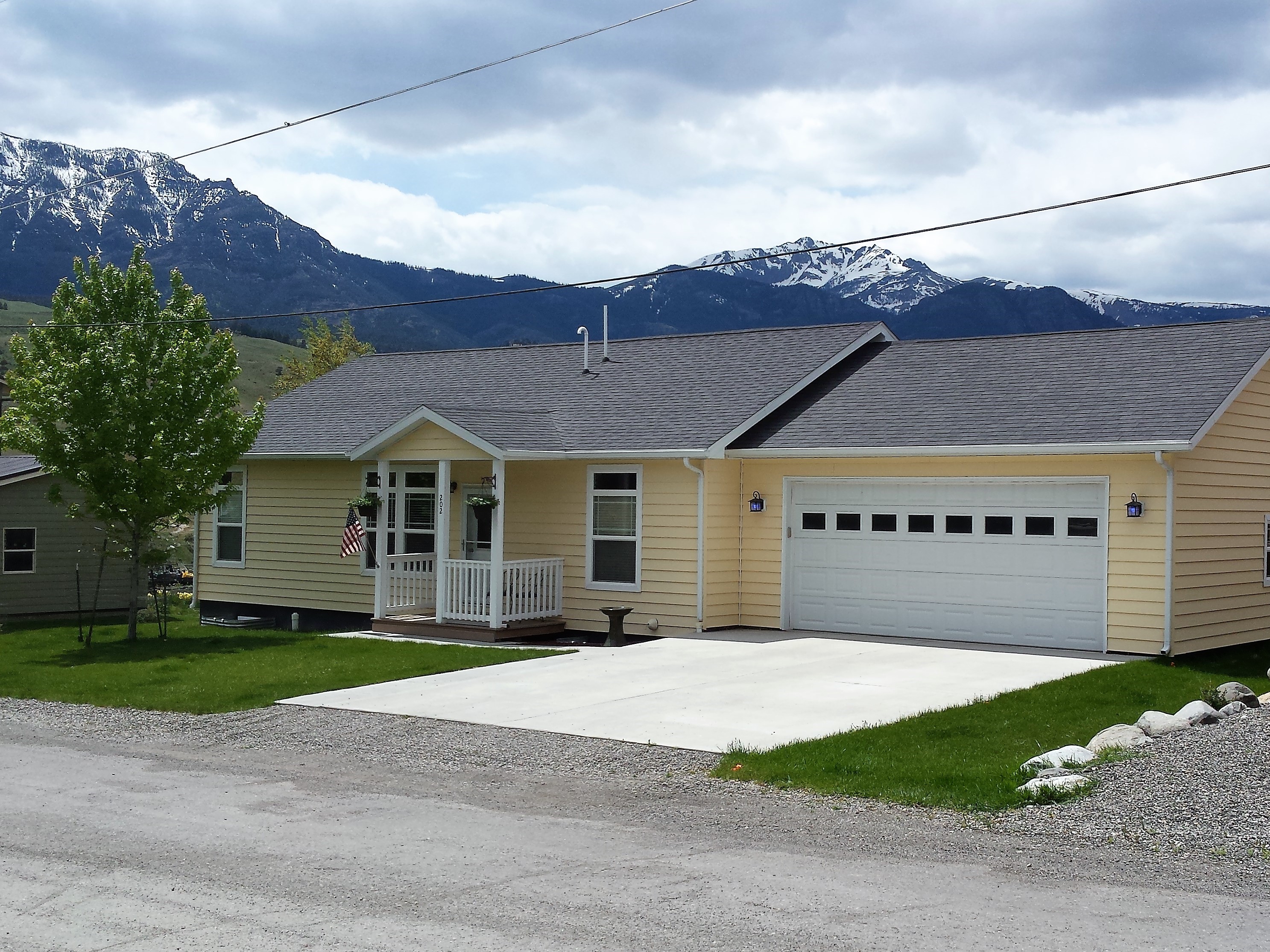 The Yellow Cottage at Yellowstone Houses for Rent in Gardiner