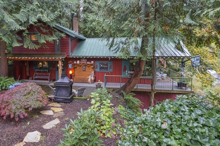 Enchanting RIVERFRONT Lewis River Vacation Cabin Cabins for Rent in