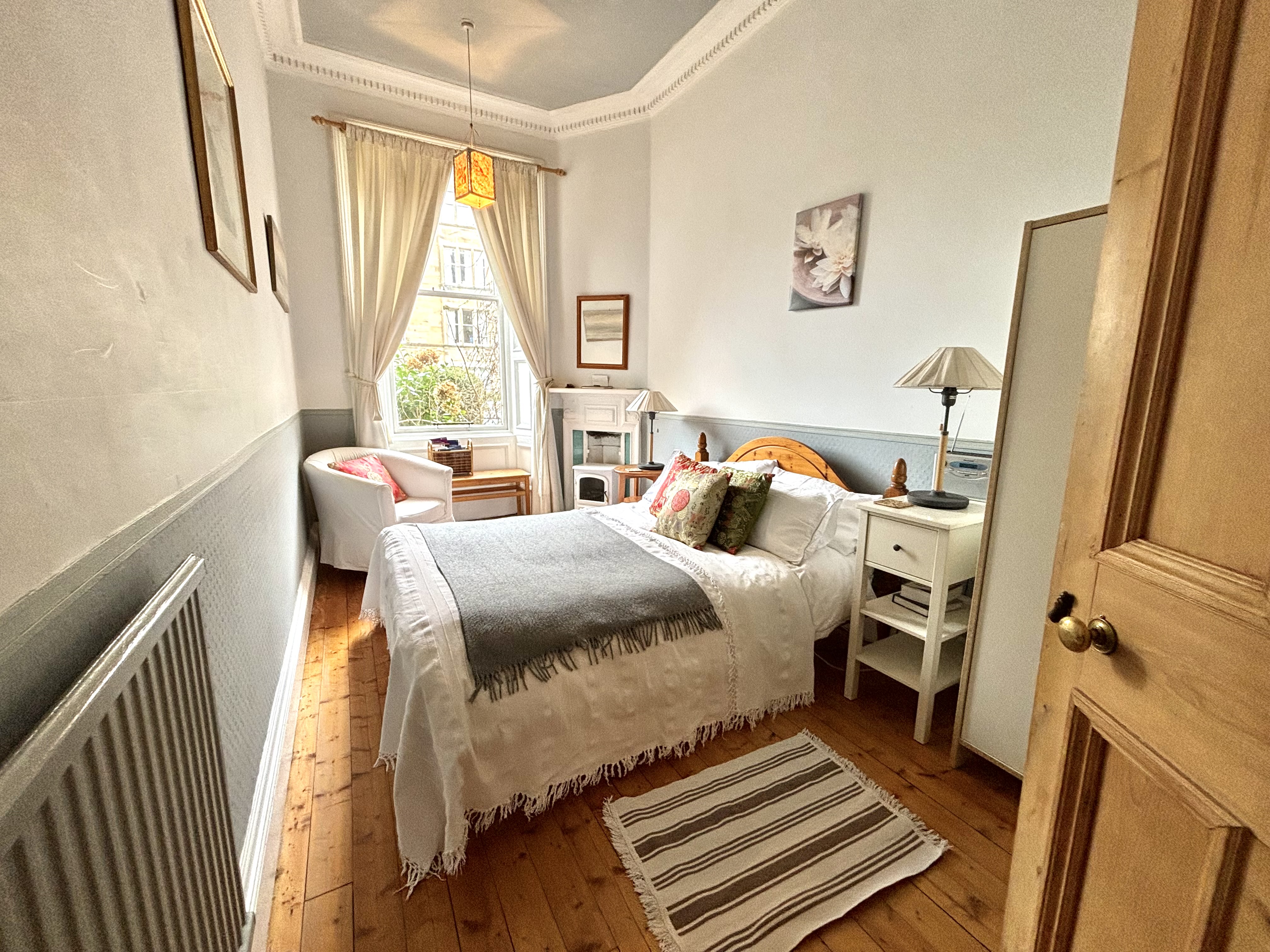 Double bedroom in quiet flat close to city centre in Marchmont West, Edinburgh