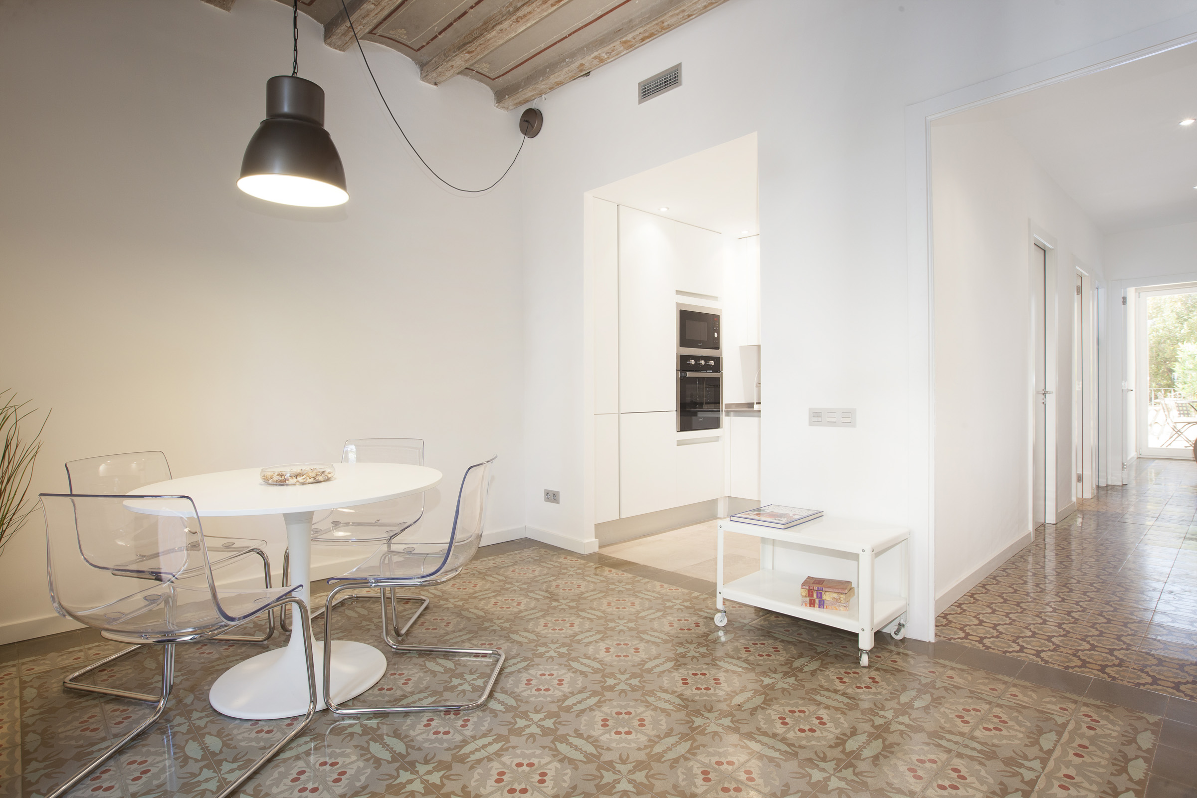 VALLS 2 -Antique & Modernist Apt- w/Elevator now!
