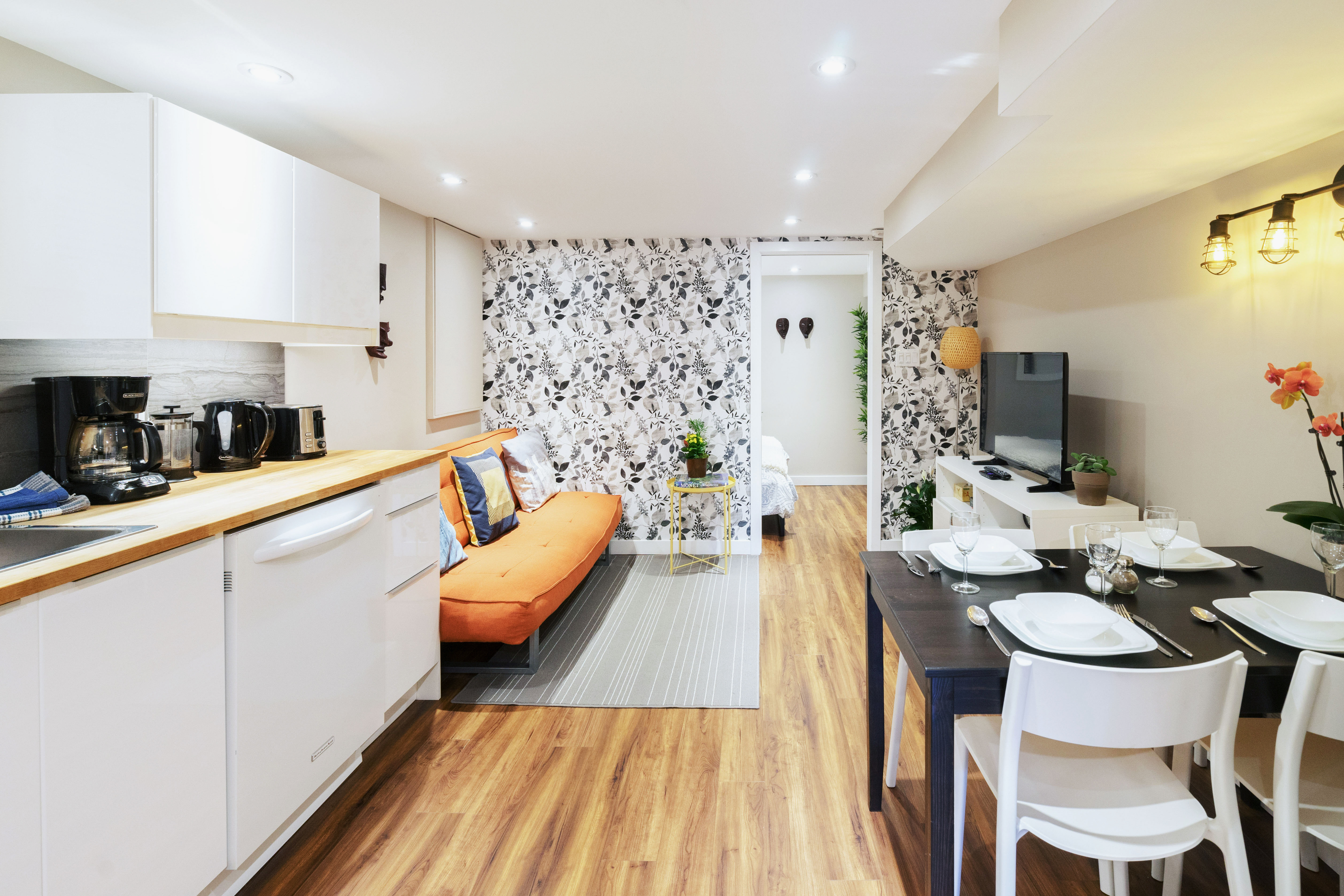 Clean and Cozy 1 bdrm Suite next to Park
