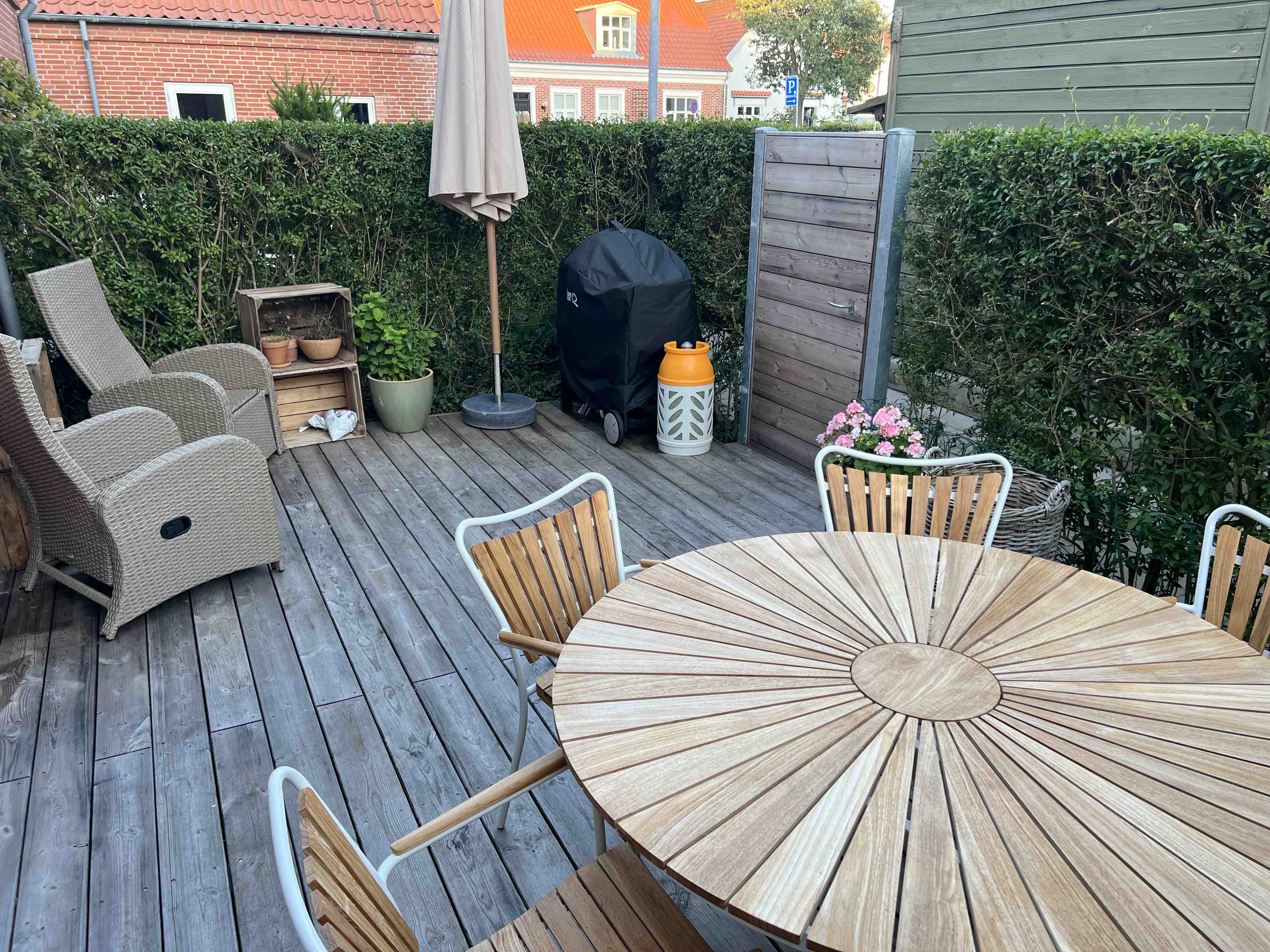 In the middle of the city, close to the fjord, city life, lovely terrace