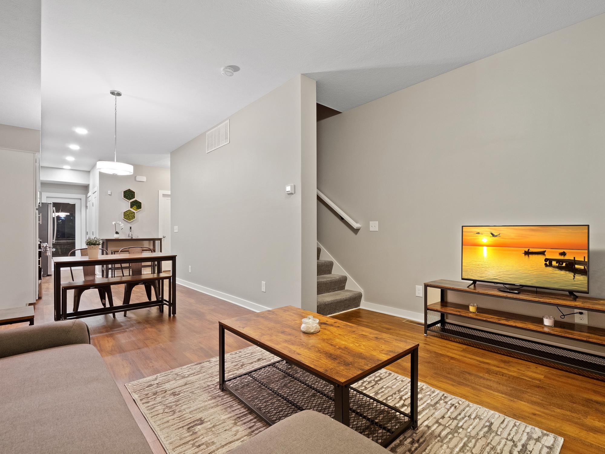 Luxury TownHome, Heart of Downtown 2 Car Private Garage