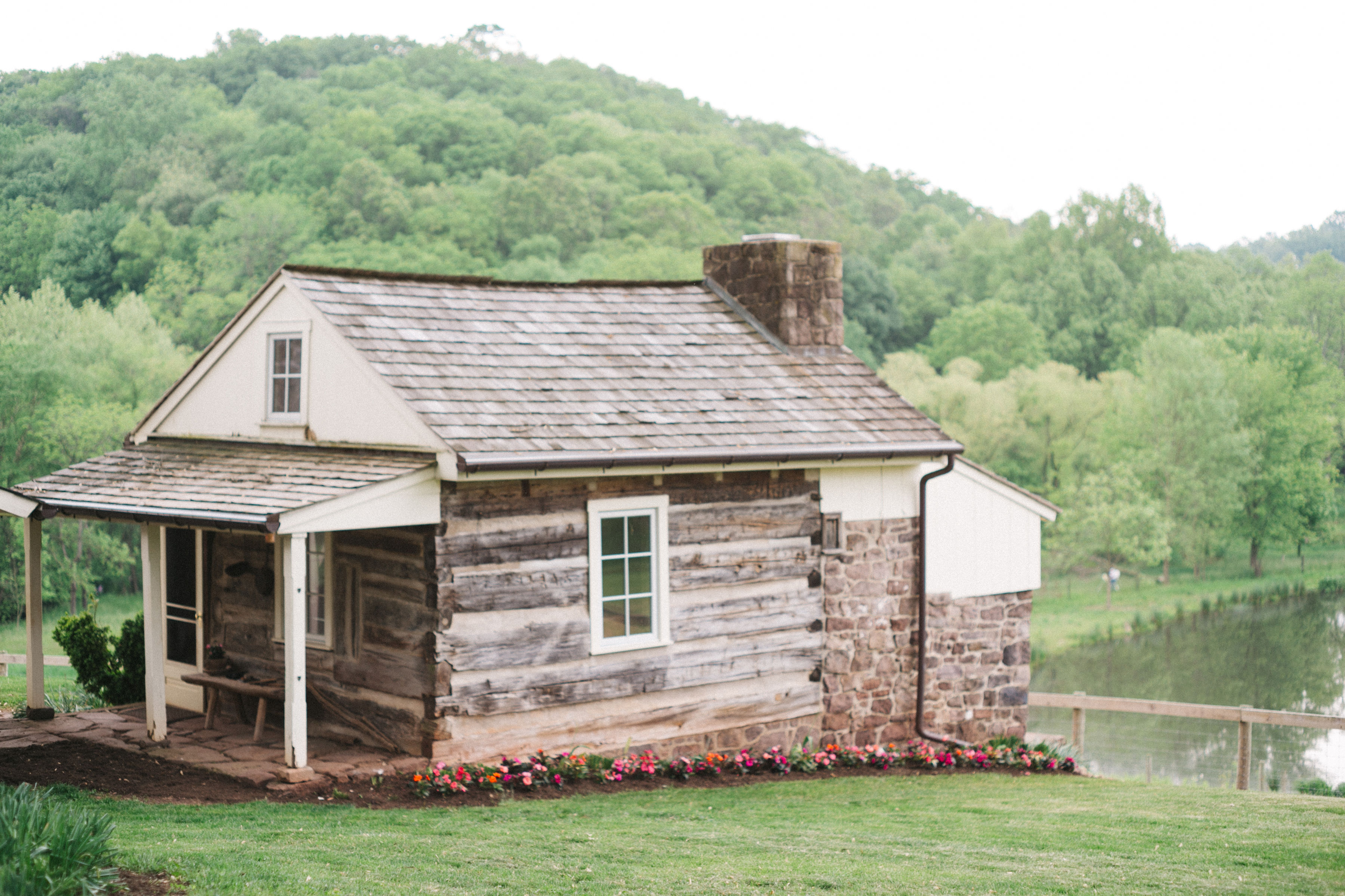 1700s Log Cabin on Beautiful Hopeland Farm Guesthouses for Rent in