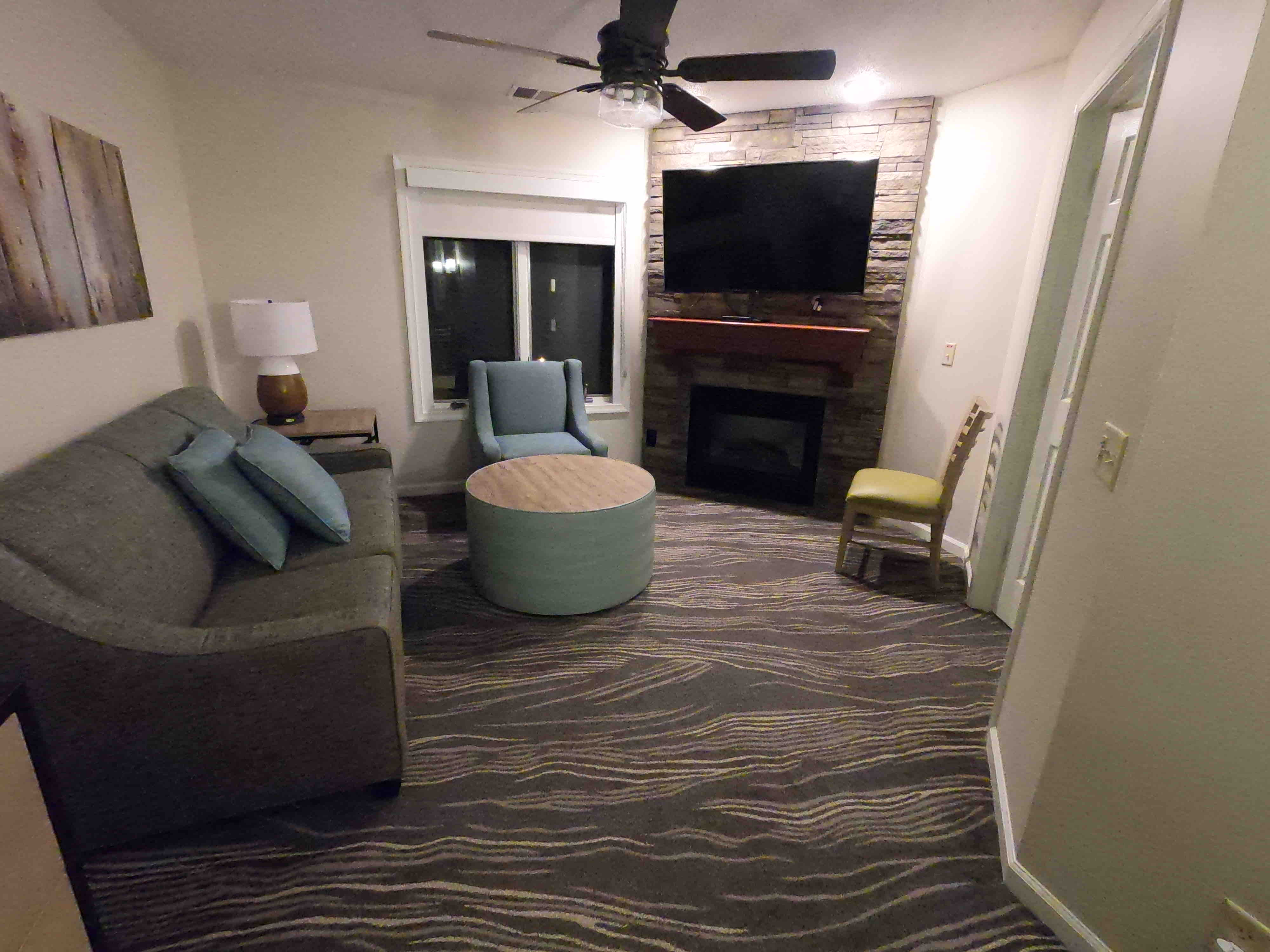 Schönes 1 Hauptschlafzimmer/ 1 Bad und eine halbe Küche - Airbnb