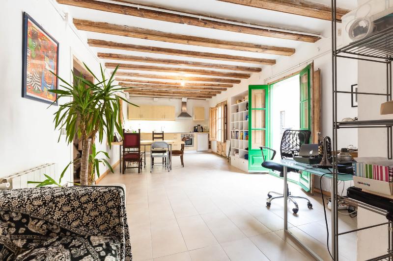 Big Central 2BR Walk to Sea, SohoHouse, 50% Off in el Barri Gòtic, Barcelona