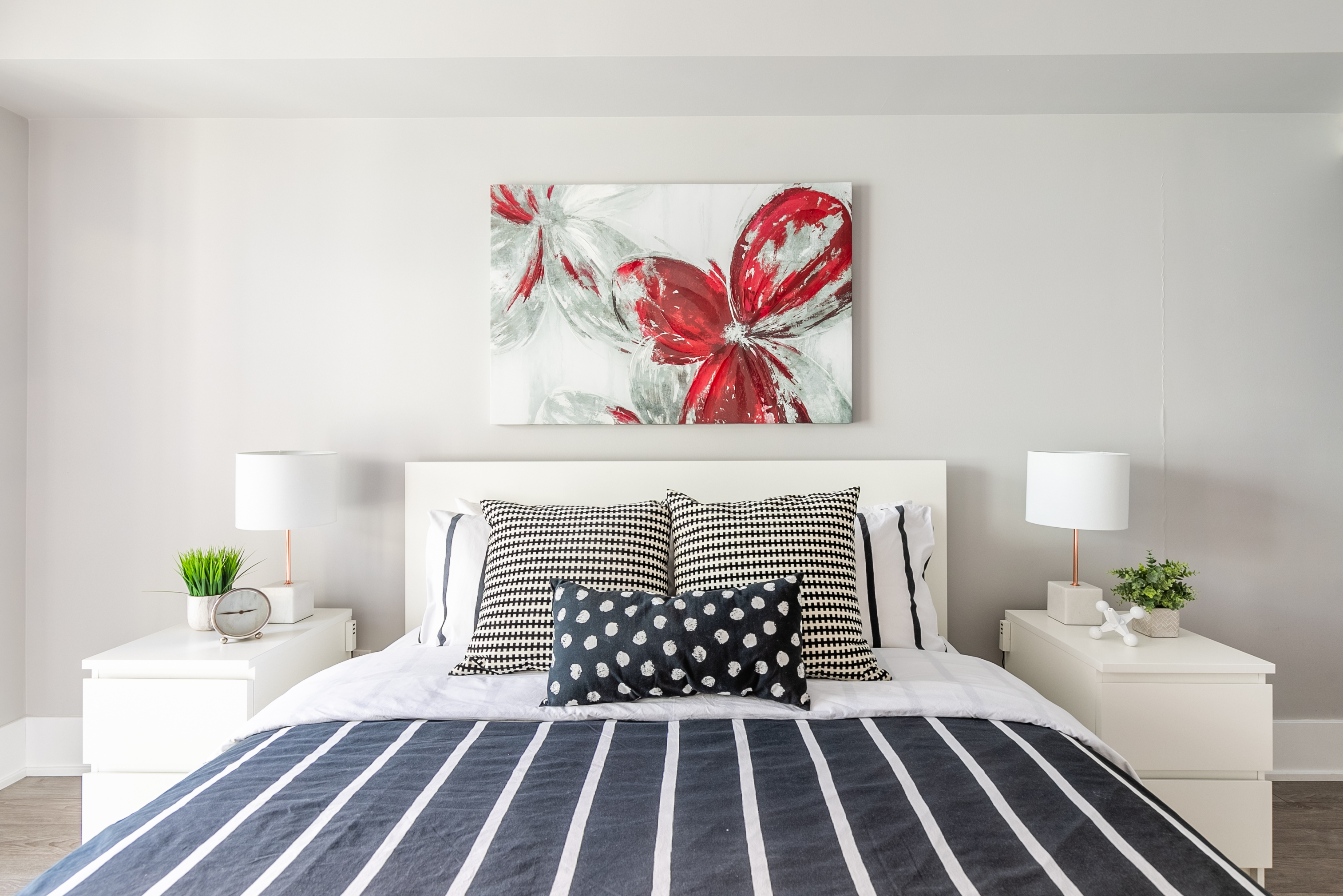 Beautiful Condo + CN Tower View + Free Parking