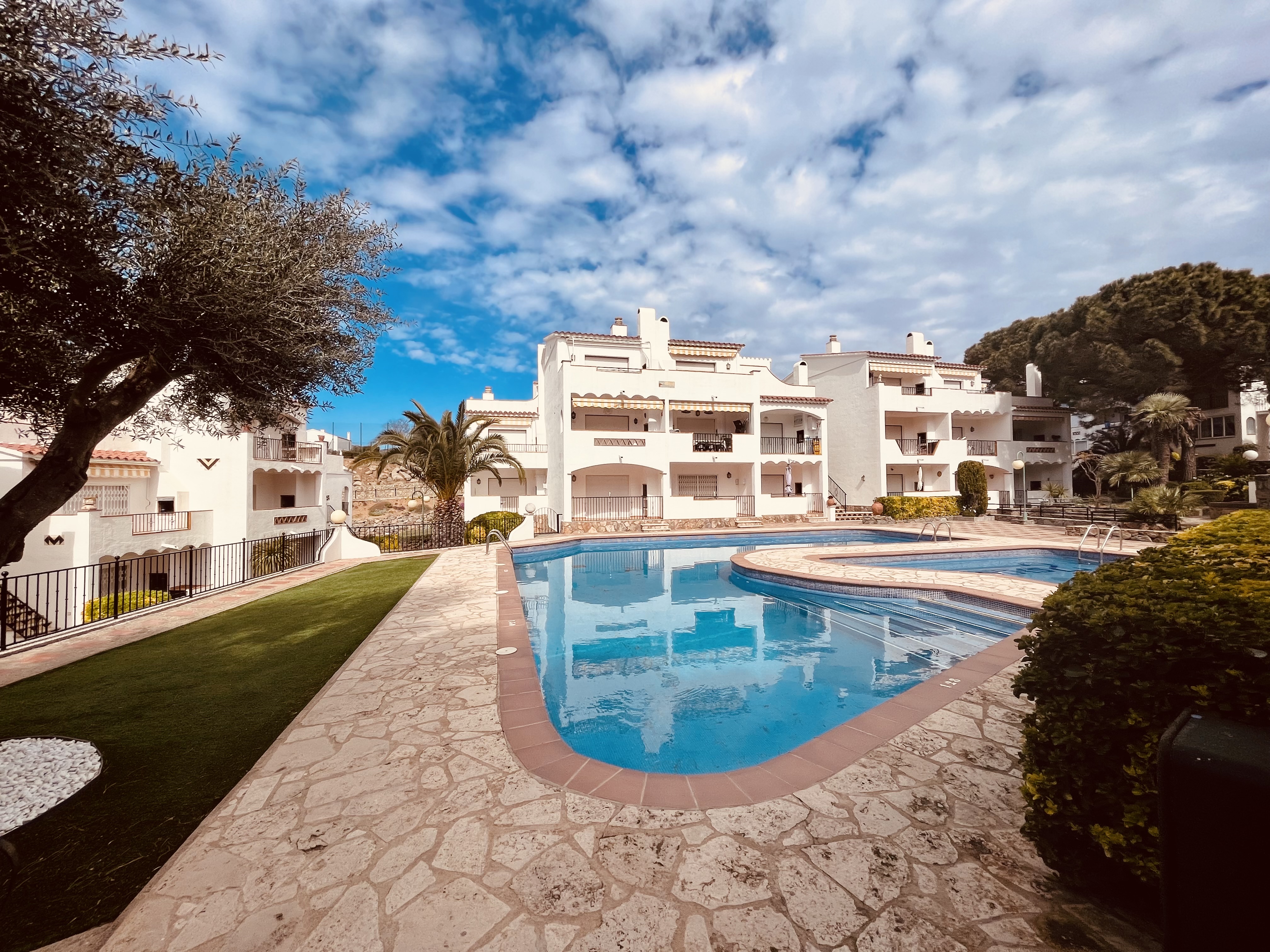 Roses | Family vacation, swimming pool & barbecue